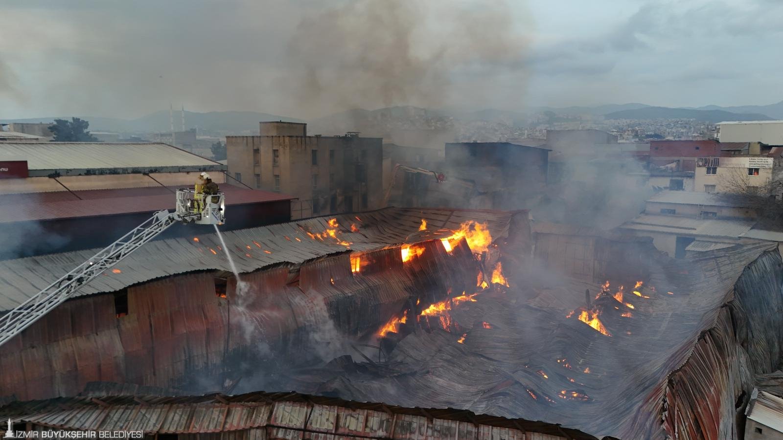 Buca'da sanayi sitesi alev alev: 41 araç, 100’ü aşkın personelle hızlı müdahale