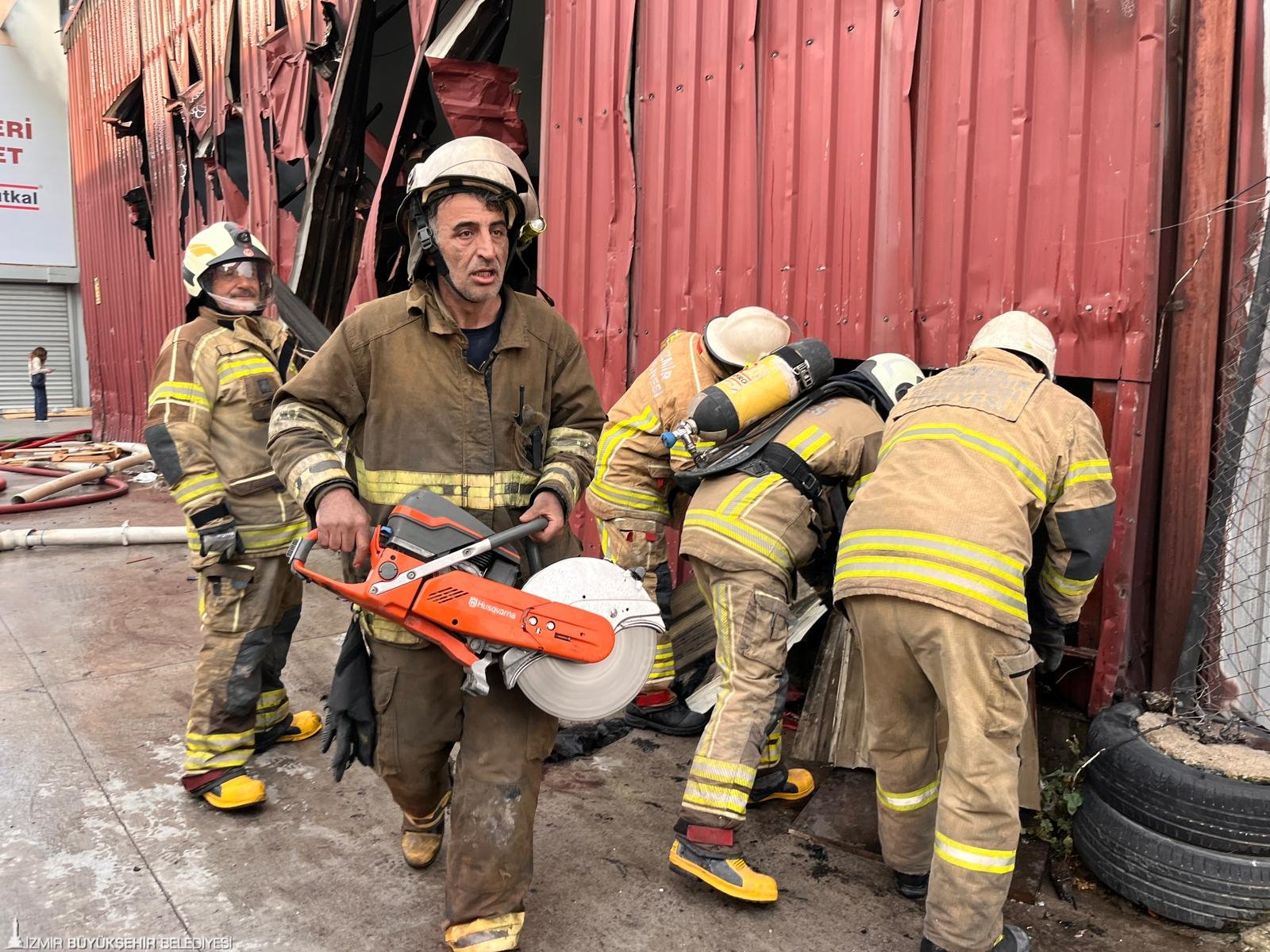 Buca'da sanayi sitesi alev alev: 41 araç, 100’ü aşkın personelle hızlı müdahale