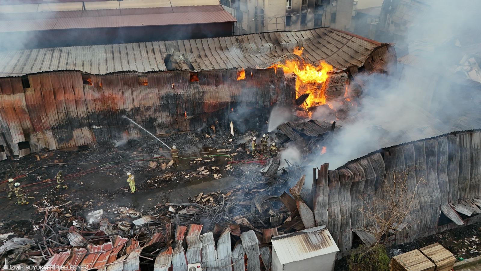 Buca'da sanayi sitesi alev alev: 41 araç, 100’ü aşkın personelle hızlı müdahale