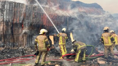 İzmir'in mobilya üssünde korkutan yangın... 

Buca Seyhanlar Mahallesi’nde gece yarısı