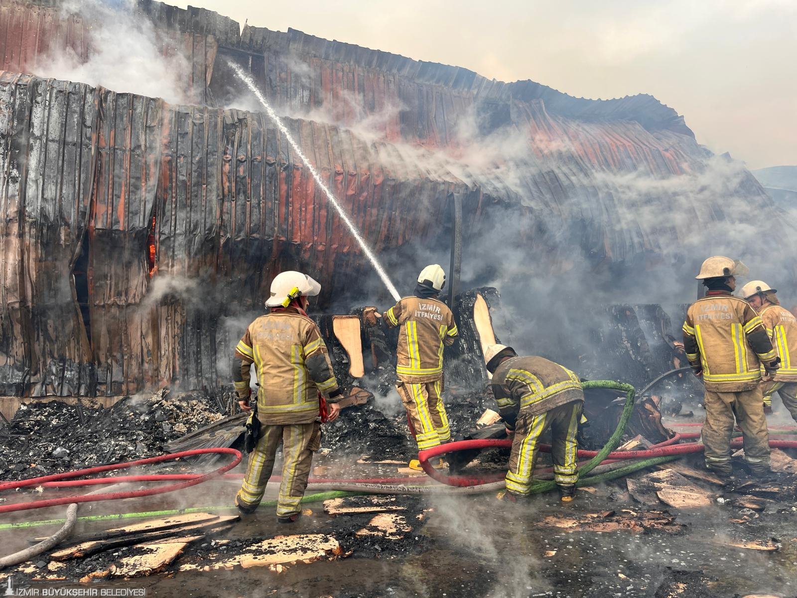 İzmir'in mobilya üssünde korkutan yangın... 

Buca Seyhanlar Mahallesi’nde gece yarısı