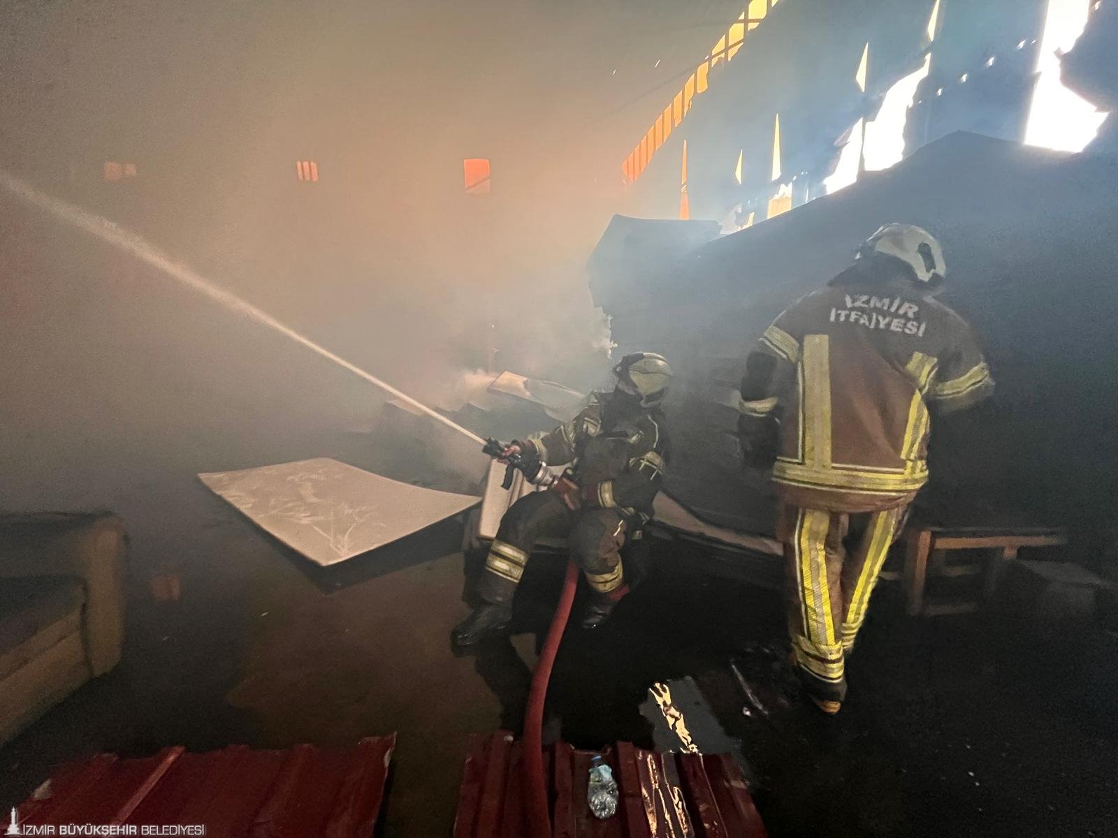 Buca'da sanayi sitesi alev alev: 41 araç, 100’ü aşkın personelle hızlı müdahale