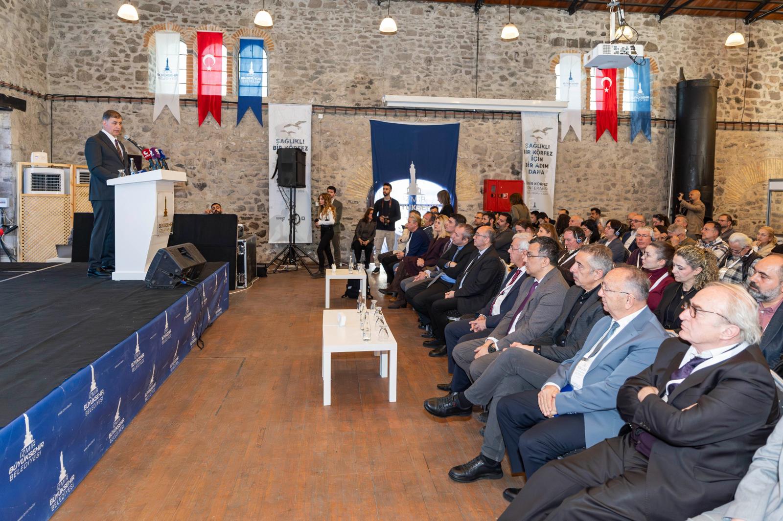 Başkan Tugay’dan körfez kirliliğinde ‘Gediz' çıkışı: “Masa tenisi topu atalım, nereye gittiğini görelim" 4 Başkan Tugay’dan körfez kirliliğinde ‘Gediz' çıkışı: “Masa tenisi topu atalım, nereye gittiğini görelim"