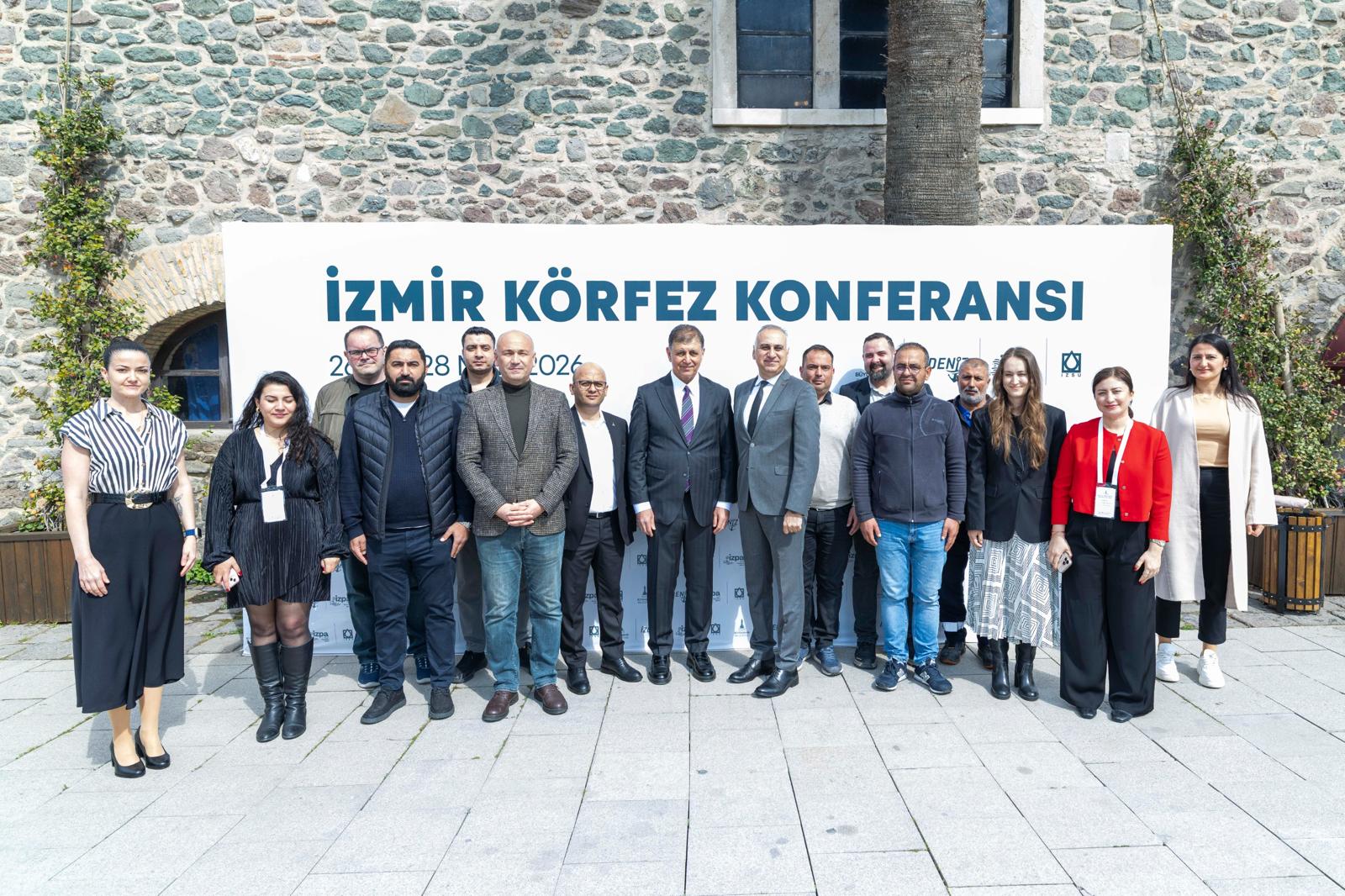 Başkan Tugay’dan körfez kirliliğinde ‘Gediz' çıkışı: “Masa tenisi topu atalım, nereye gittiğini görelim" 3 Başkan Tugay’dan körfez kirliliğinde ‘Gediz' çıkışı: “Masa tenisi topu atalım, nereye gittiğini görelim"