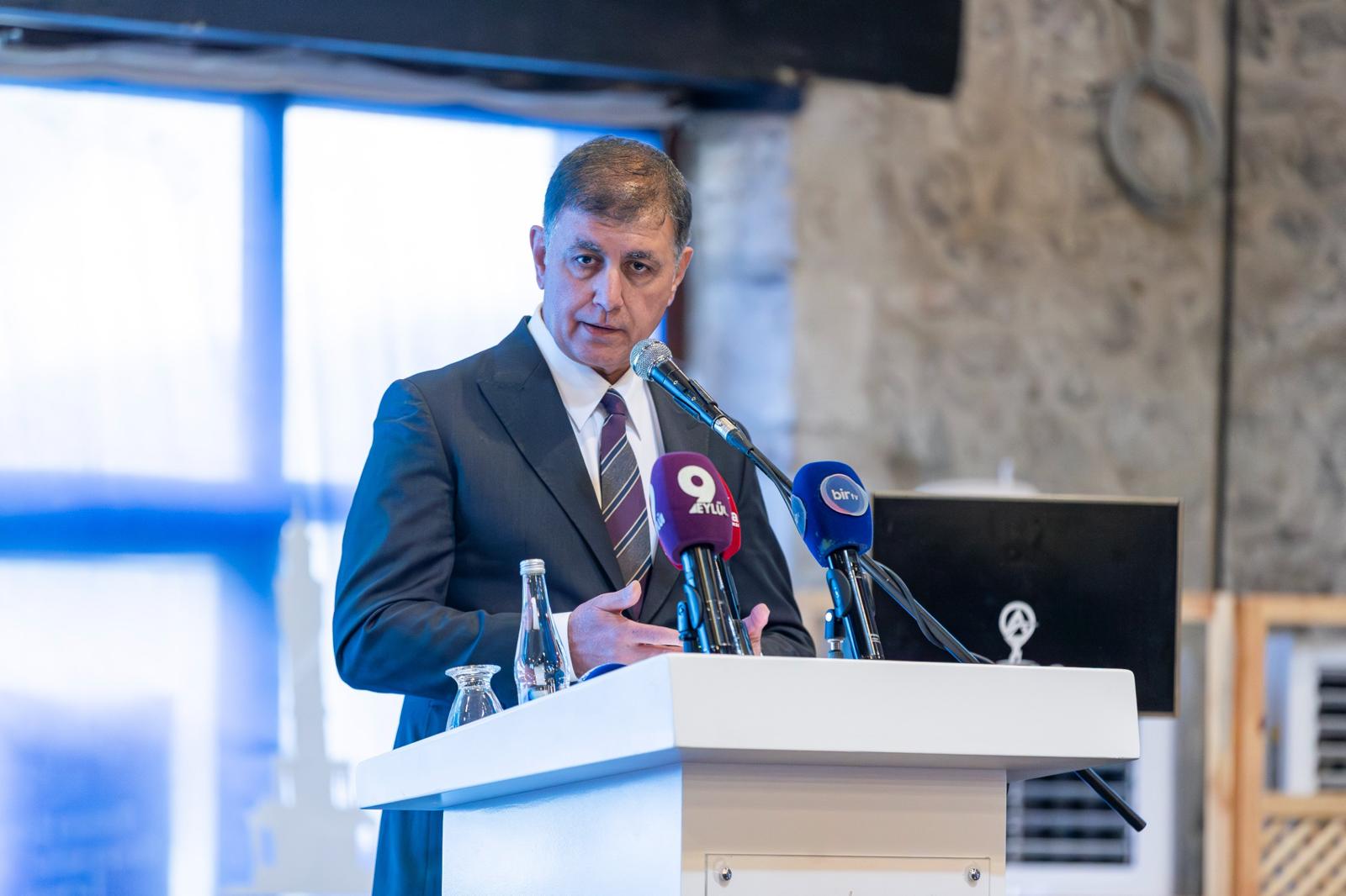 Başkan Tugay’dan körfez kirliliğinde ‘Gediz' çıkışı: “Masa tenisi topu atalım, nereye gittiğini görelim"