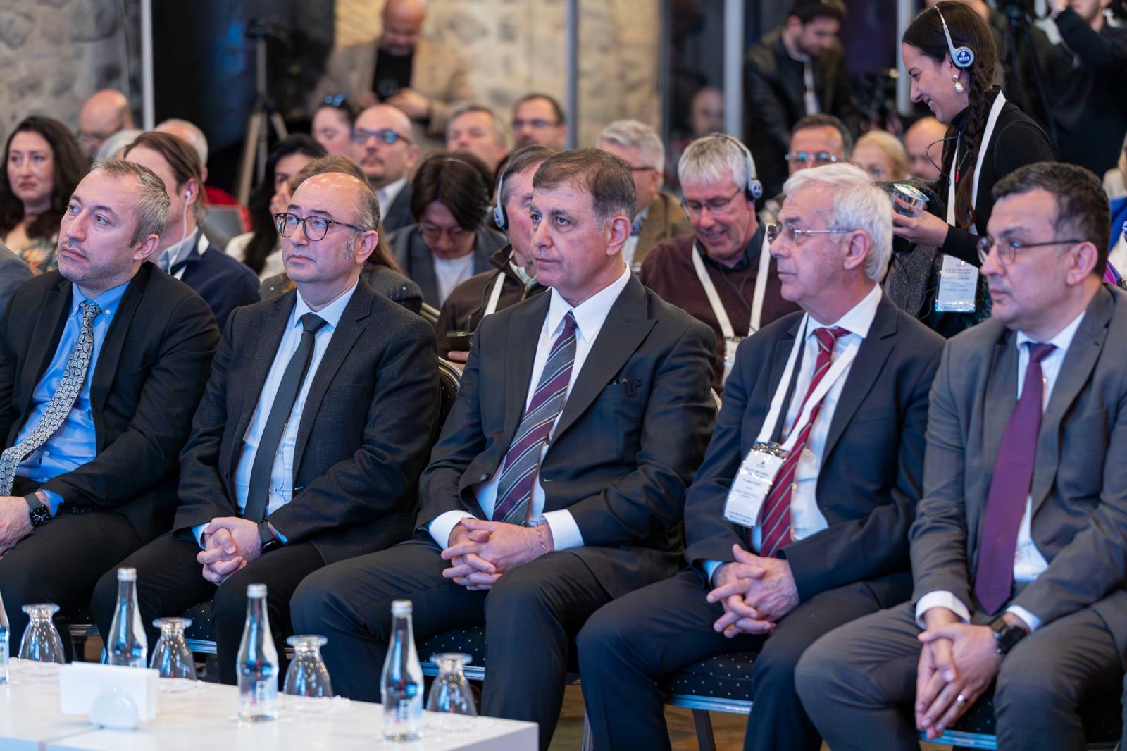 Başkan Tugay’dan körfez kirliliğinde ‘Gediz' çıkışı: “Masa tenisi topu atalım, nereye gittiğini görelim" 2 Başkan Tugay’dan körfez kirliliğinde ‘Gediz' çıkışı: “Masa tenisi topu atalım, nereye gittiğini görelim"