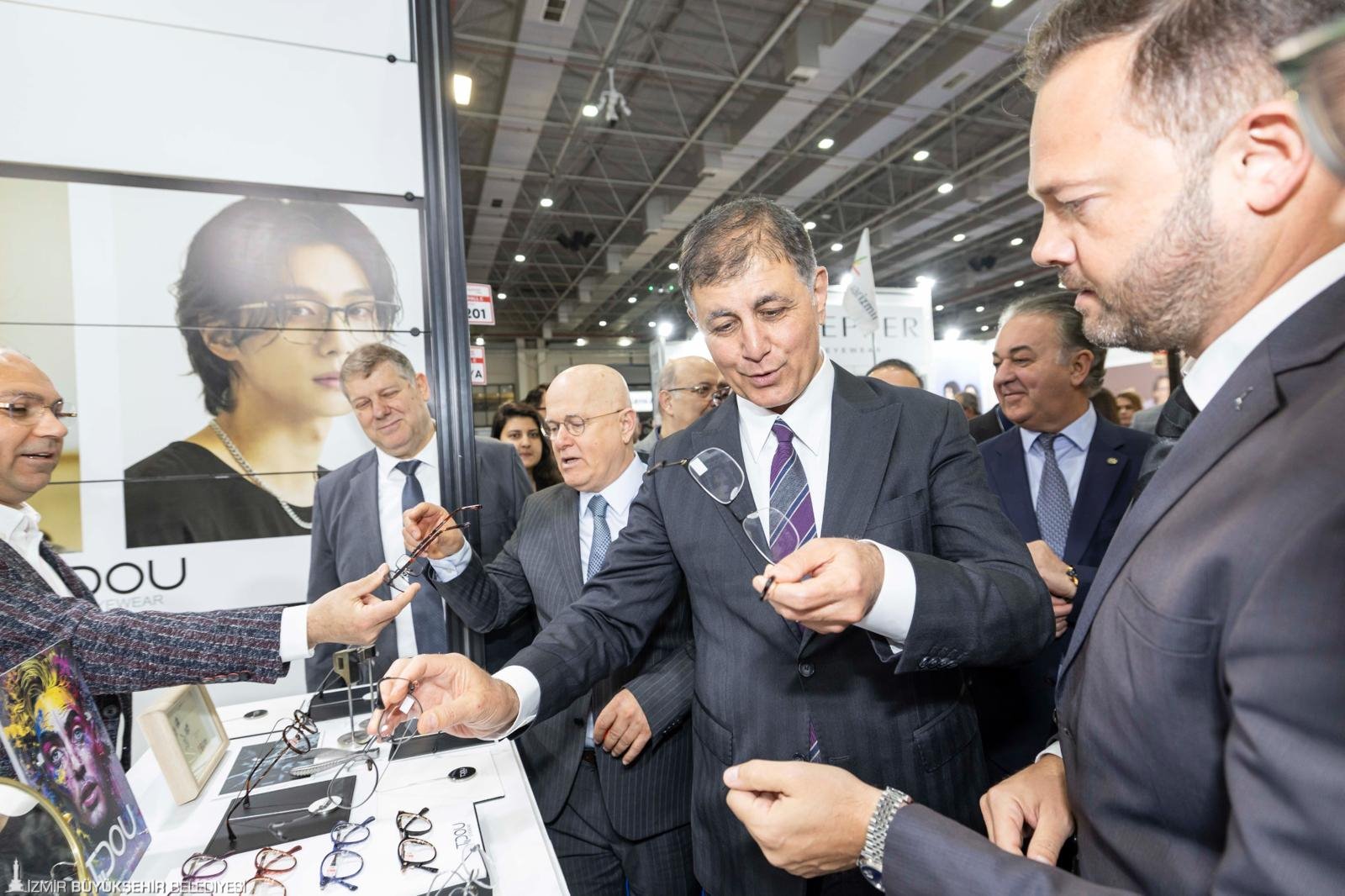Optic World İzmir kapılarını açtı: Başkan Tugay’dan "330 Milyar Dolarlık Pazar" vurgusu! 6 Optic World İzmir kapılarını açtı: Başkan Tugay’dan "330 Milyar Dolarlık Pazar" vurgusu!