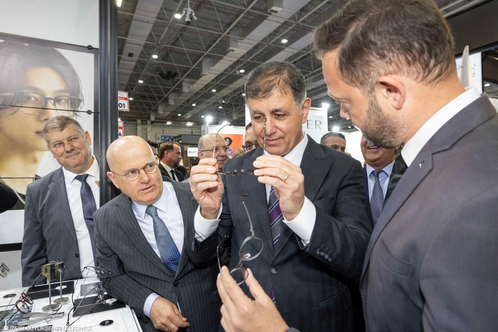 Optic World İzmir kapılarını açtı: Başkan Tugay’dan "330 Milyar Dolarlık Pazar" vurgusu! 7 Optic World İzmir kapılarını açtı: Başkan Tugay’dan "330 Milyar Dolarlık Pazar" vurgusu!