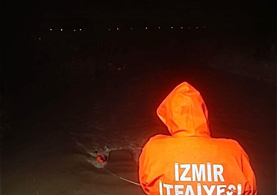 Gece saatlerinde dereye uçan araçta mahsur kalan kişi için 2