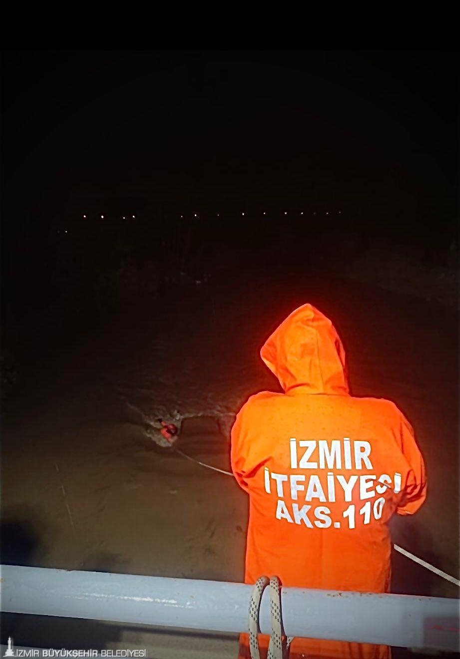 İzmir İtfaiyesi'nden nefes kesen kurtarma: Araç camını kırıp çıkardılar