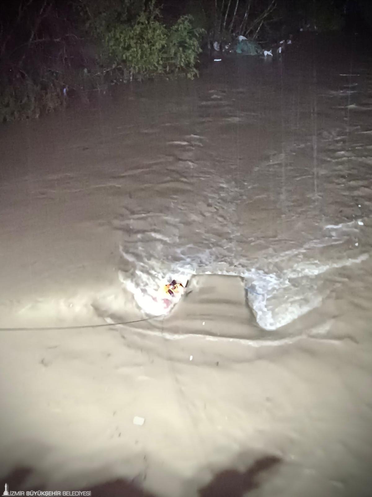 İzmir İtfaiyesi'nden nefes kesen kurtarma: Araç camını kırıp çıkardılar