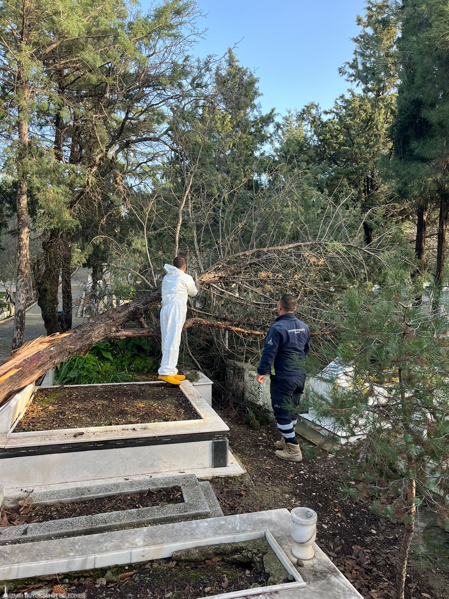 Fırtınadan etkilenen mezarlıklara hızlı müdahale: Hasar tespiti ve onarım tamam