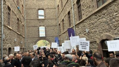 İzmir Büyükşehir Belediye Başkanı Dr. Cemil Tugay, sabah 09.00'da Vakıflar
