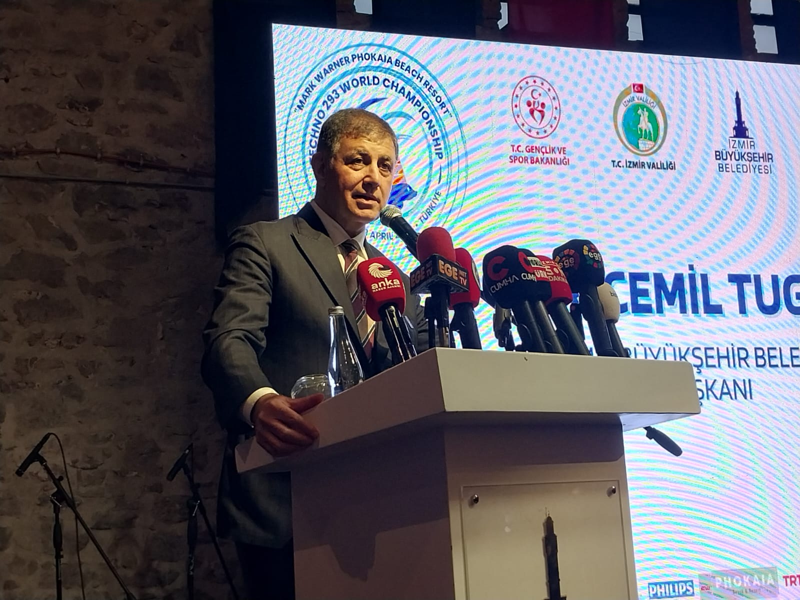 Başkan Tugay'dan turizmciye iki dev müjde: Su indirimi ve yurt dışı çıkarması!