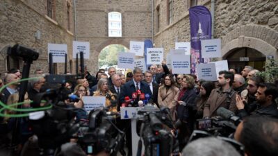 Meslek Fabrikası önünde başlattığı "tahliye nöbetini" sürdüren İzmir Büyükşehir Belediye