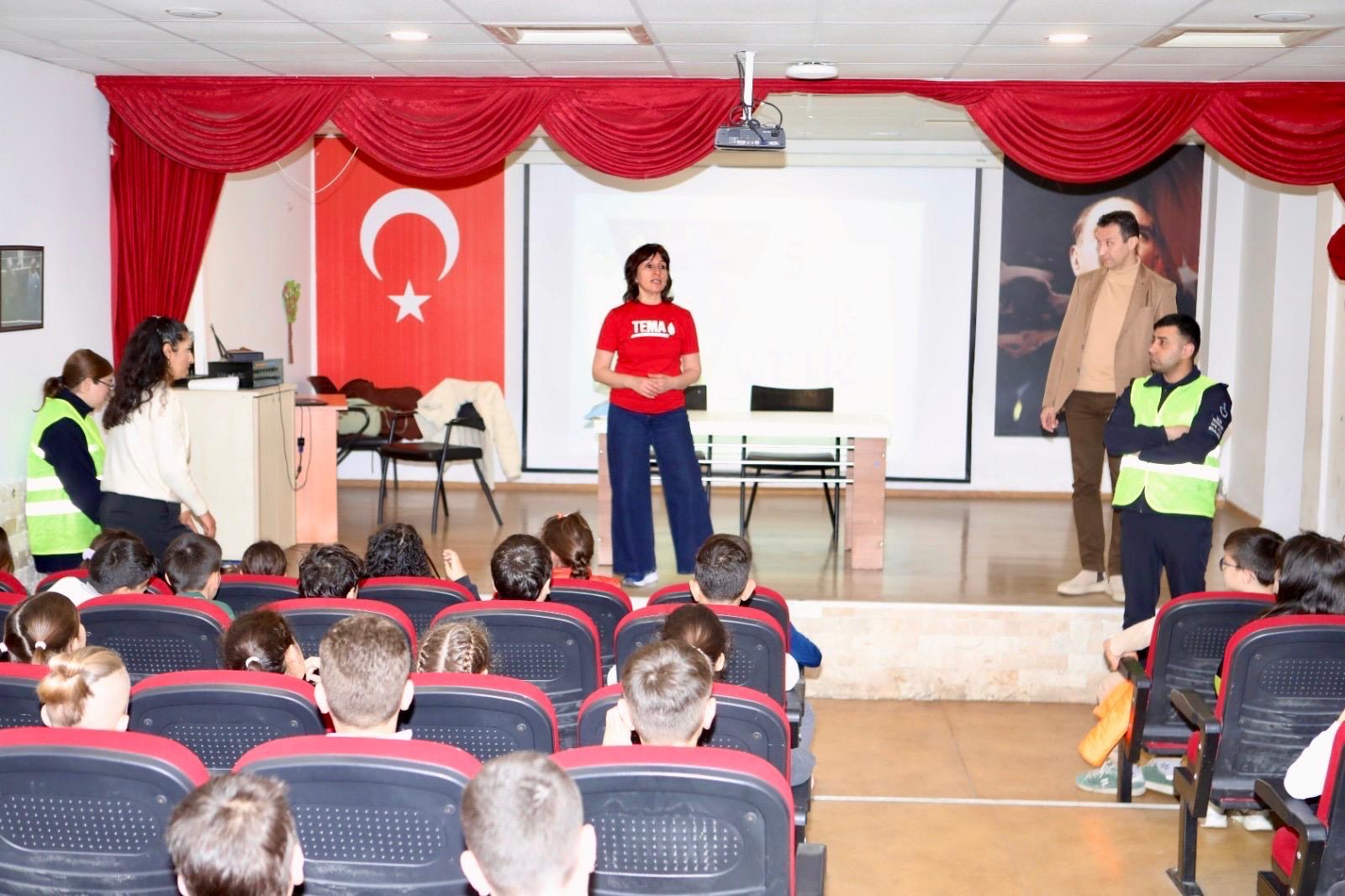 Bayraklı'da "sıfır atık" seferberliği: Minik çevreciler iş başında! 1 Bayraklı'da "sıfır atık" seferberliği: Minik çevreciler iş başında!