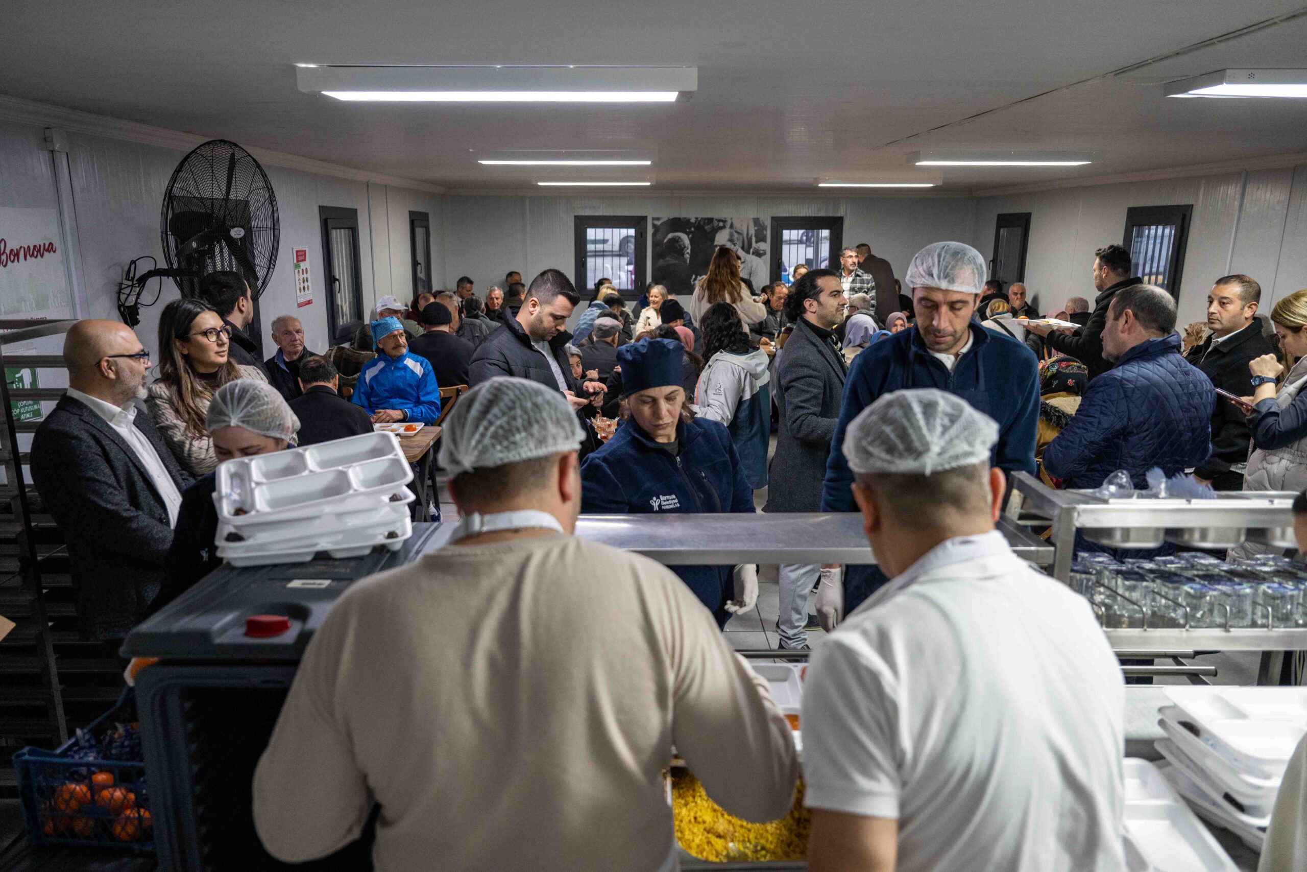 Bornova'da bereket sofrası: Başkan Eşki Kızılay'da iftar açtı