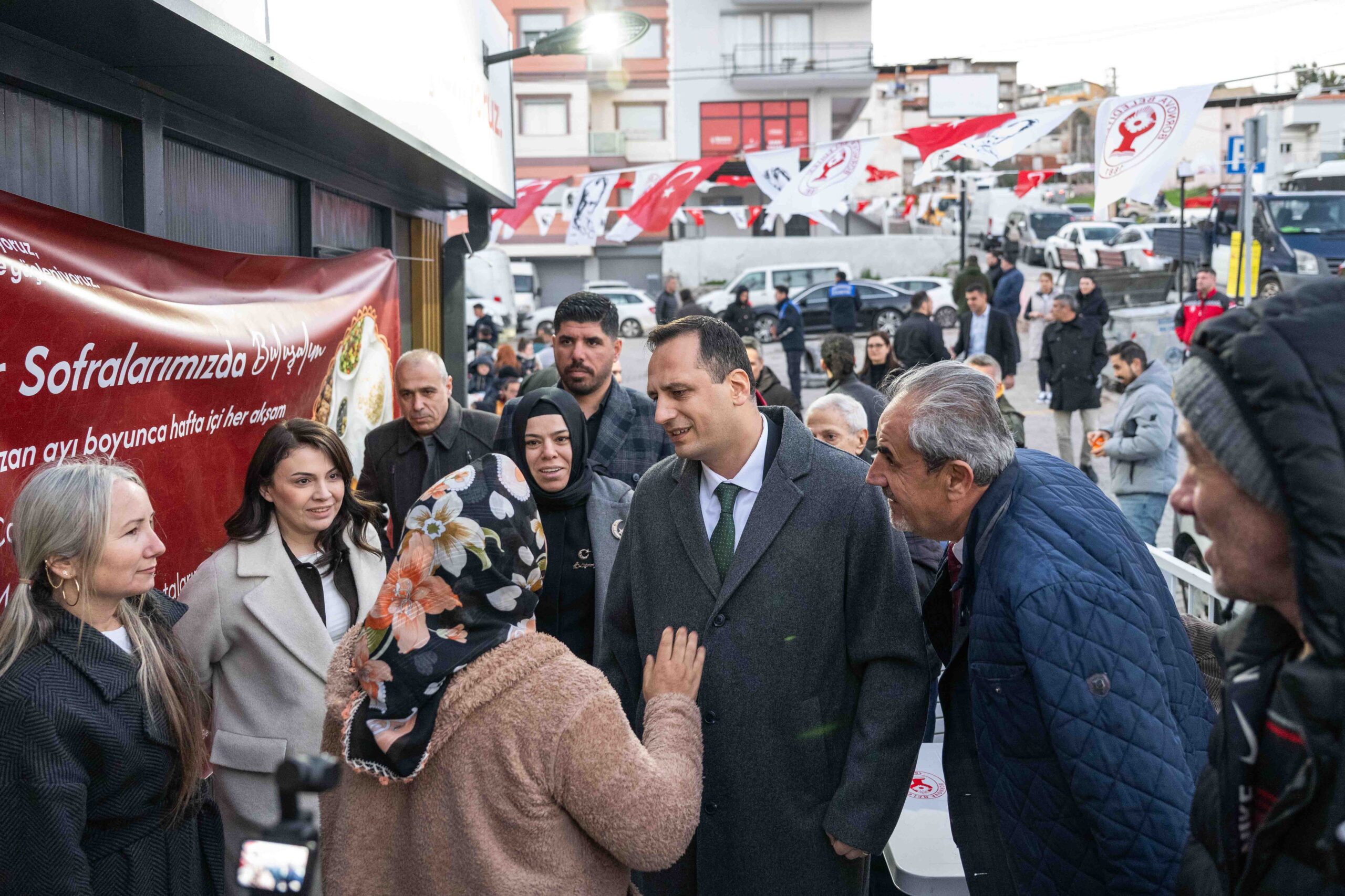 Bornova'da bereket sofrası: Başkan Eşki Kızılay'da iftar açtı