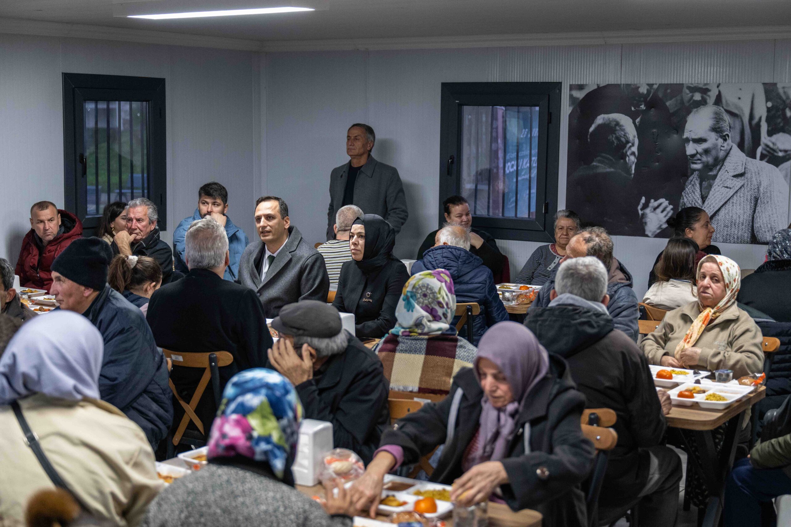 Bornova'da bereket sofrası: Başkan Eşki Kızılay'da iftar açtı