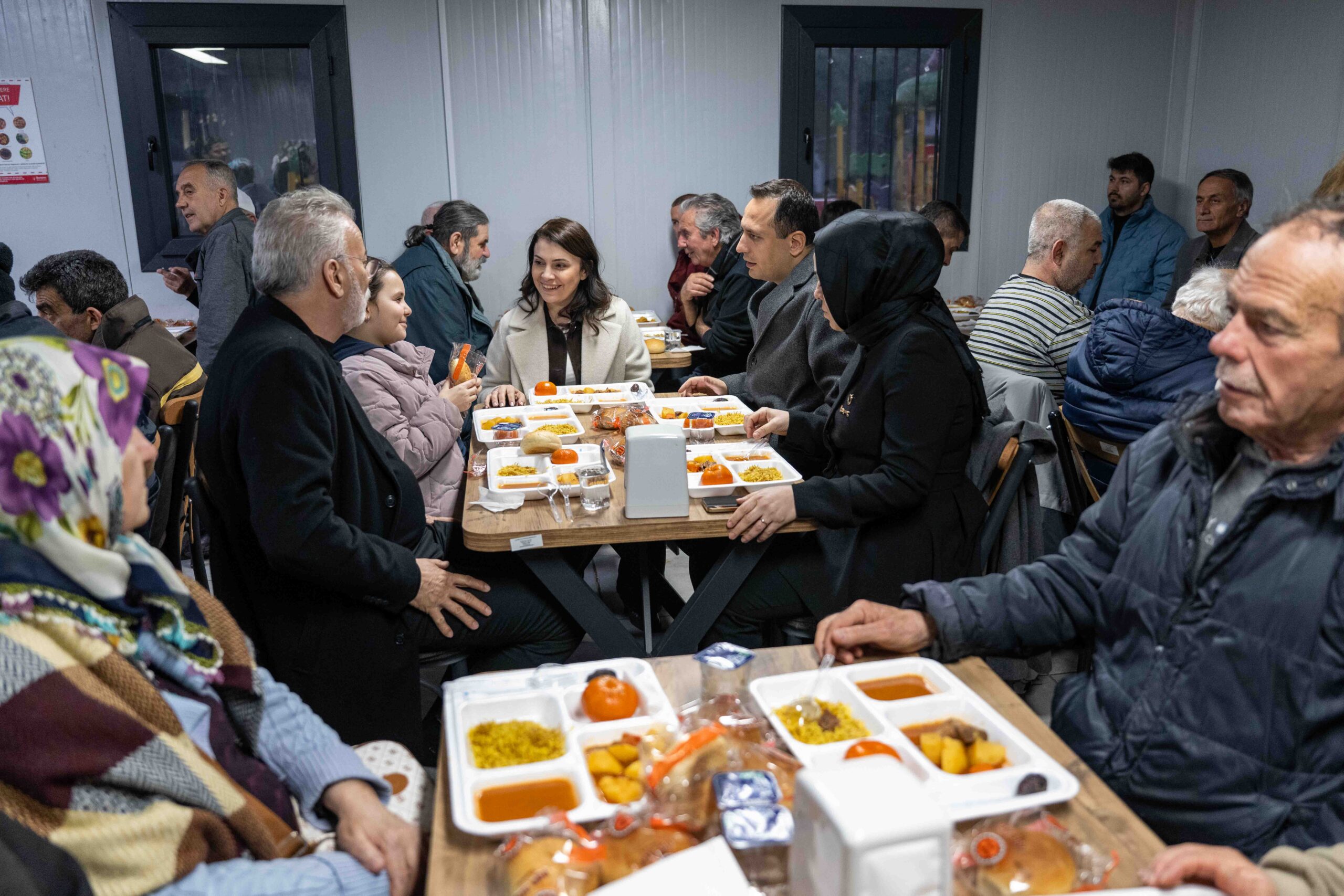Bornova'da bereket sofrası: Başkan Eşki Kızılay'da iftar açtı