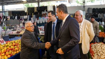 Bornova’da esnaf ve vatandaşla kucaklaşan Ali Mahir Başarır, geçim derdini