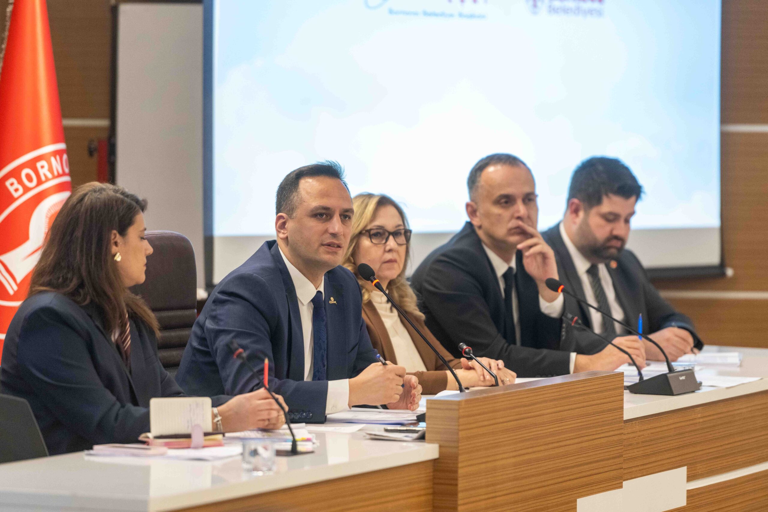 Bornova Belediyesi’nden temizlik atağı: 9 yeni araç alımına meclis onayı