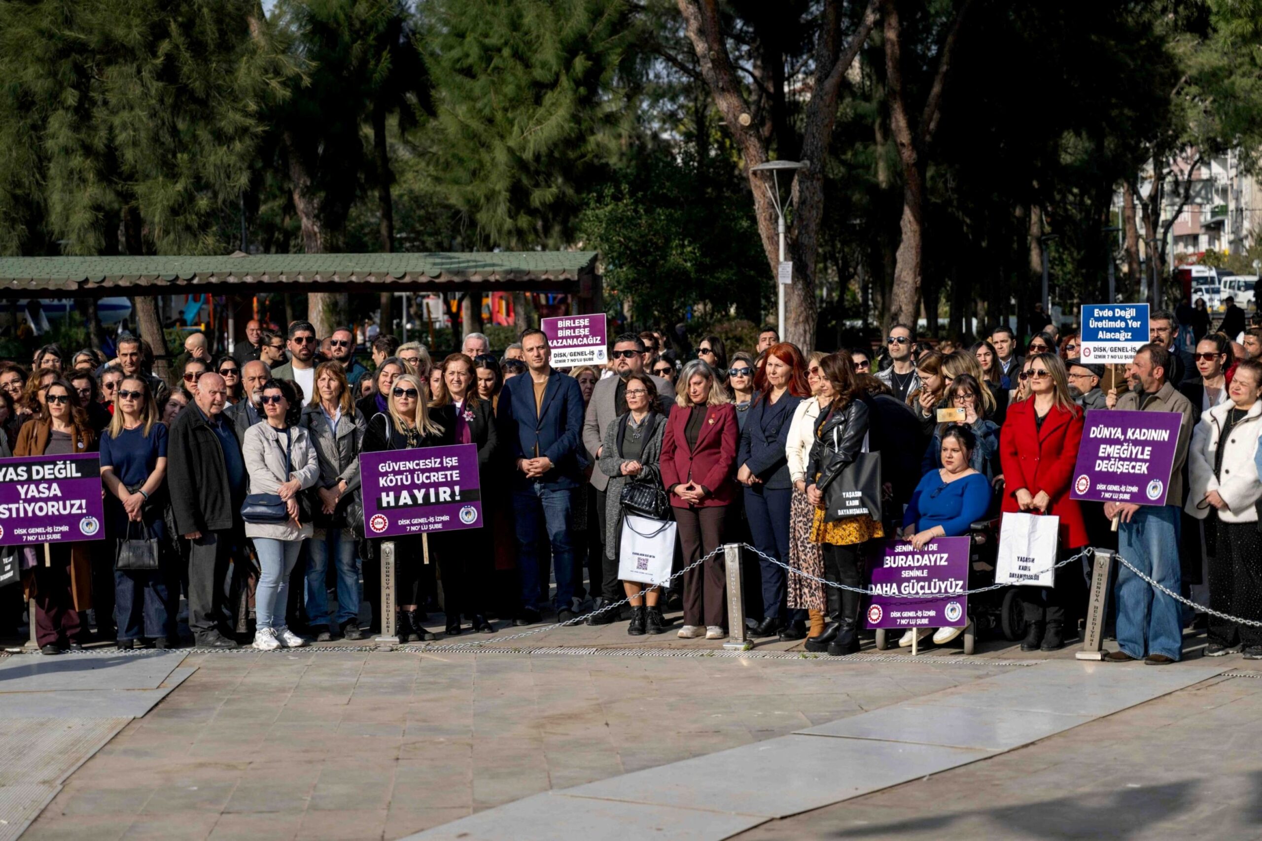 Bornova'da 8 Mart Dayanışması: 'Kırmızı Anahtarın' anahtarları kadınlarda