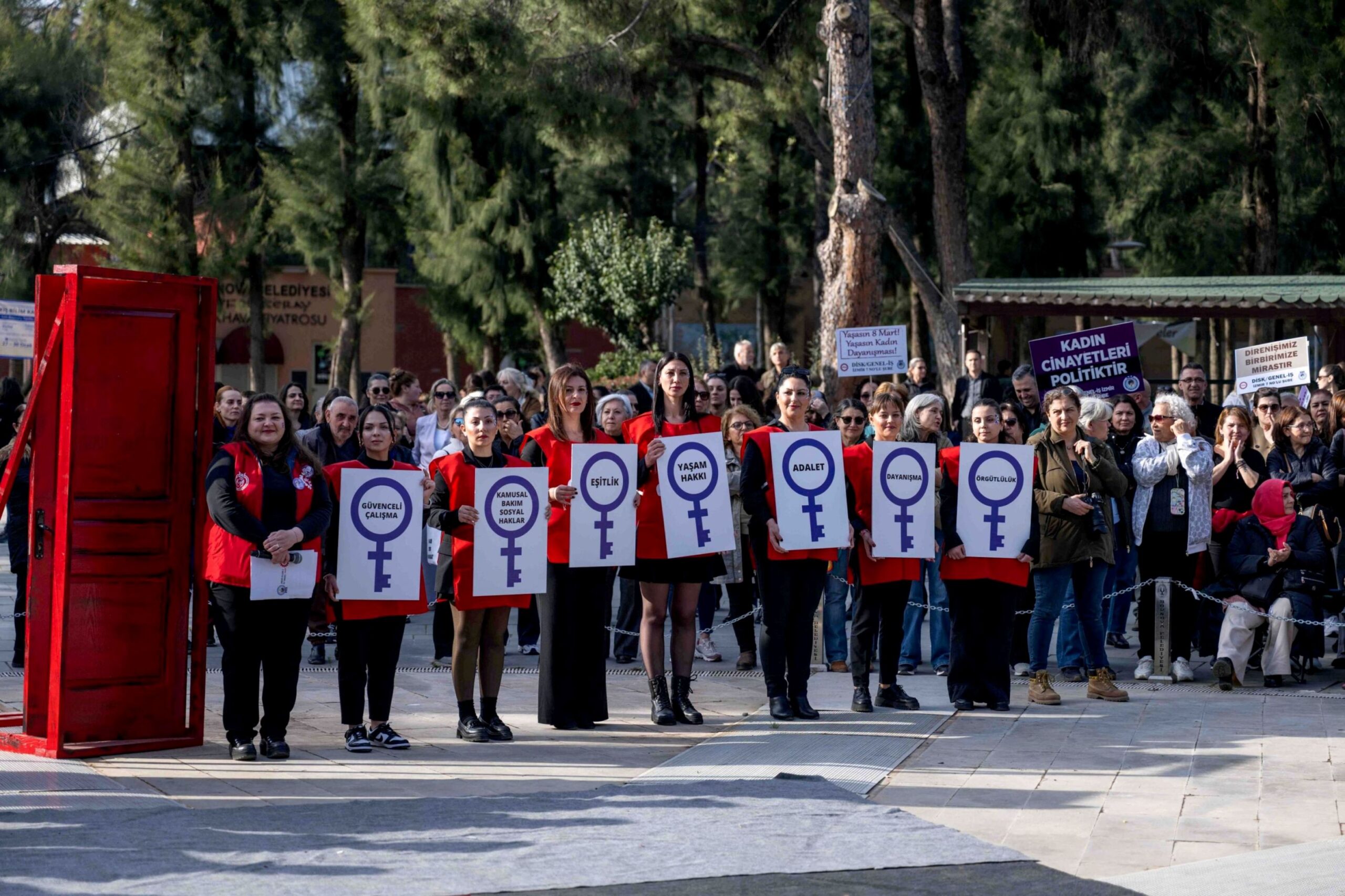 Bornova'da 8 Mart Dayanışması: 'Kırmızı Anahtarın' anahtarları kadınlarda