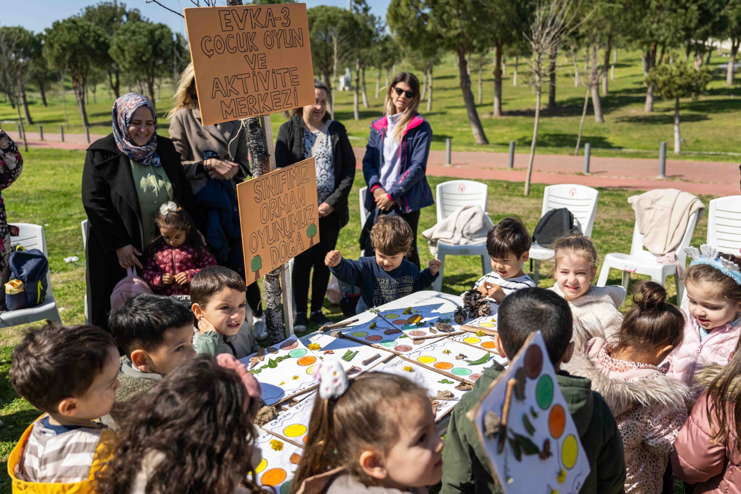 “Sınıfımız orman, oyunumuz doğa”: Bornova’da minikler öğrenerek eğlendi