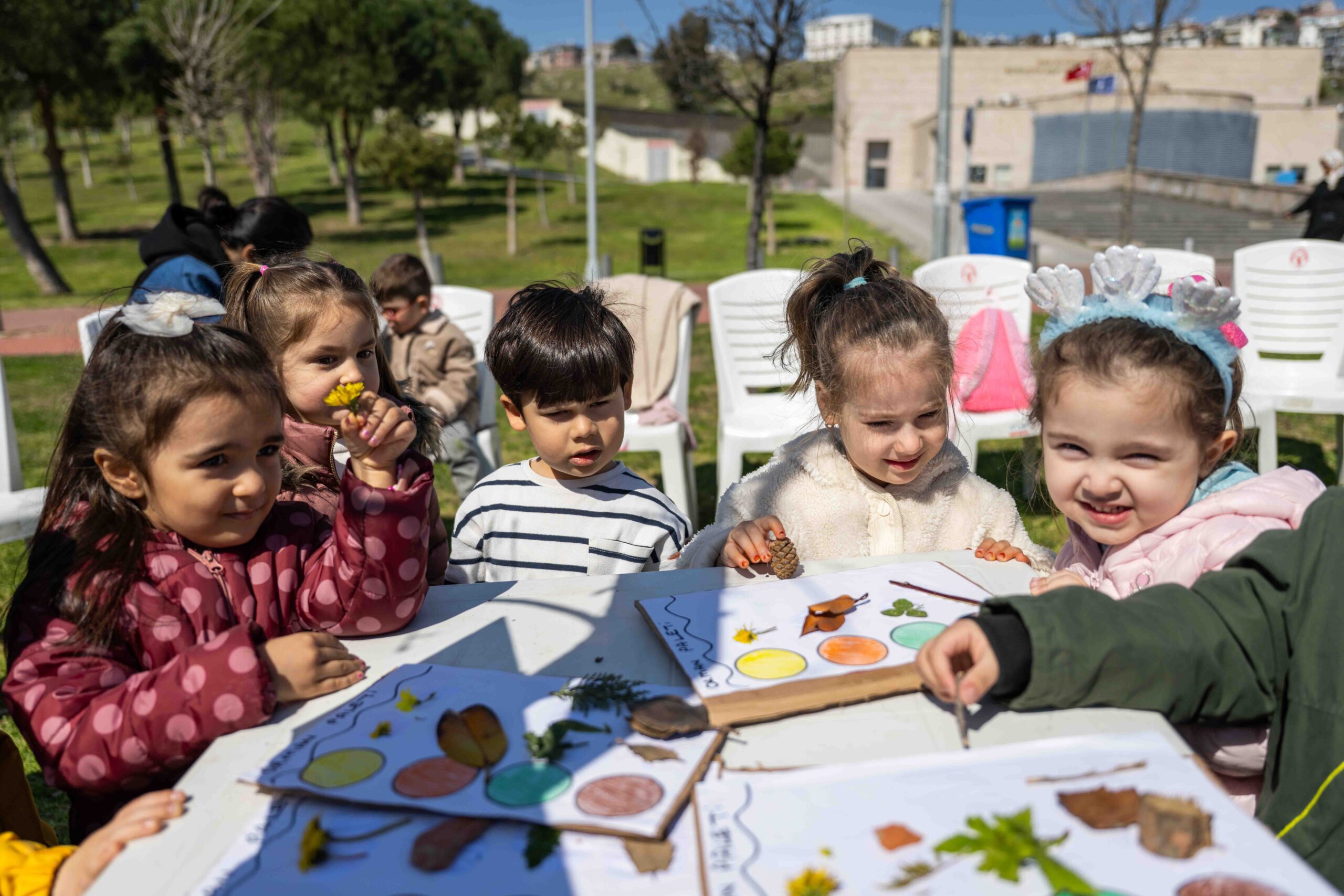 “Sınıfımız orman, oyunumuz doğa”: Bornova’da minikler öğrenerek eğlendi