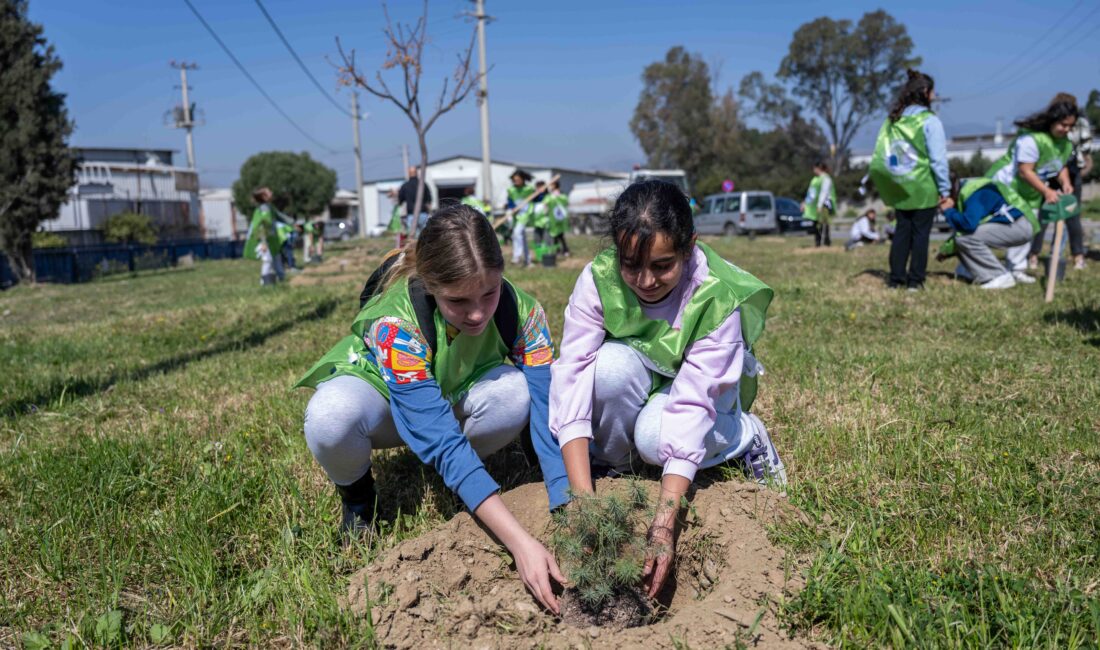 Bornova Belediyesi’nin Orman Haftası etkinliklerinde anaokulu ve ortaokul öğrencileri doğayla