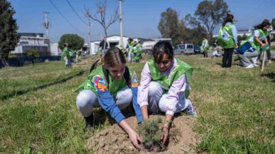 Bornova Belediyesi’nin Orman Haftası etkinliklerinde anaokulu ve ortaokul öğrencileri doğayla
