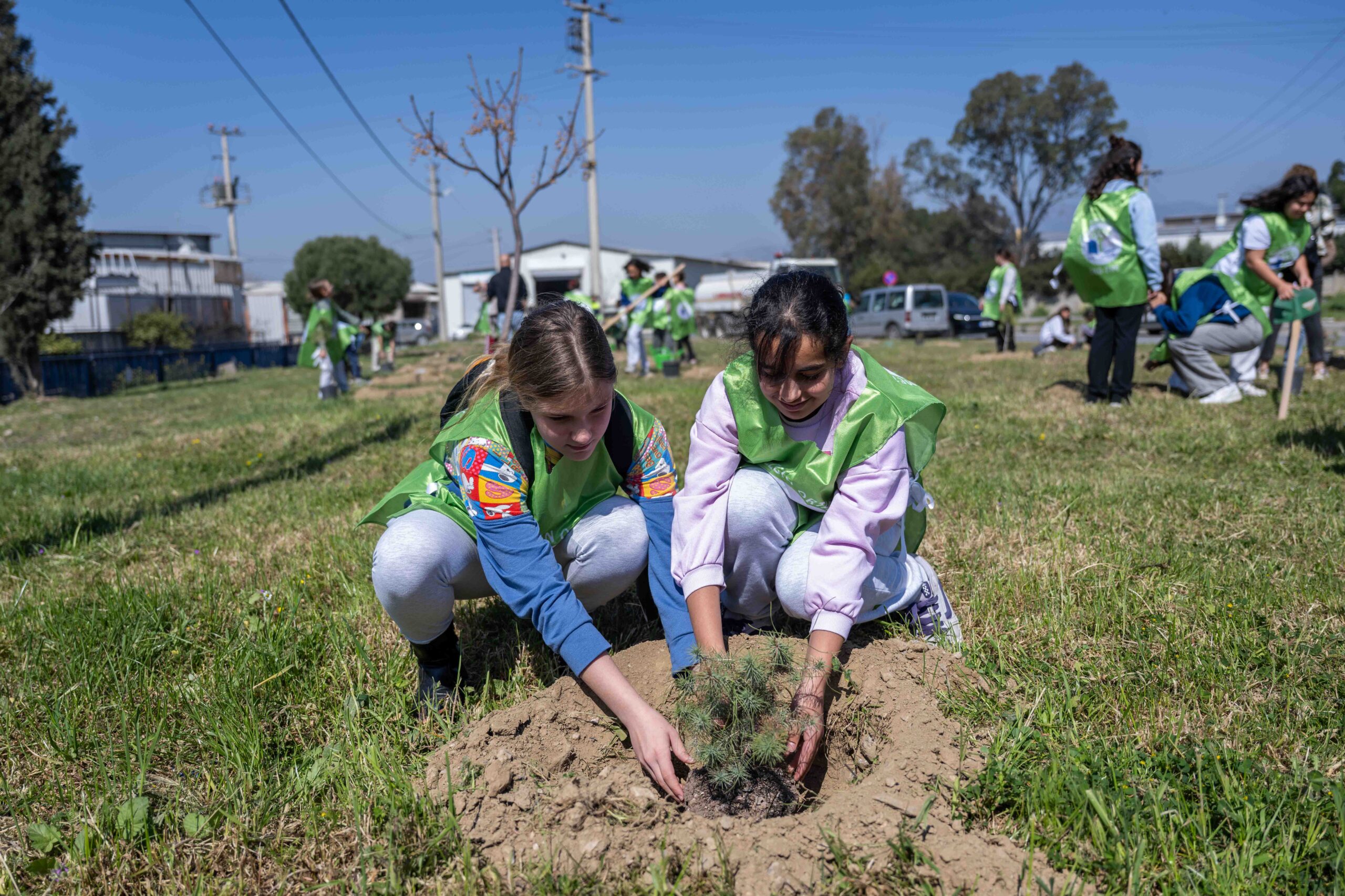 Minik eller doğaya can verdi: Bornova’dan geleceğe yeşil umut