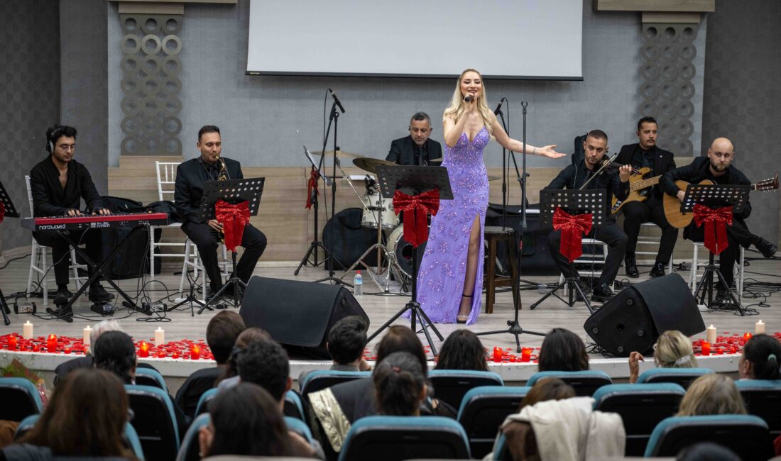 Bornova Belediyesi’nin kültür sanat etkinlikleri kapsamında düzenlediği “Demet Aslan ile