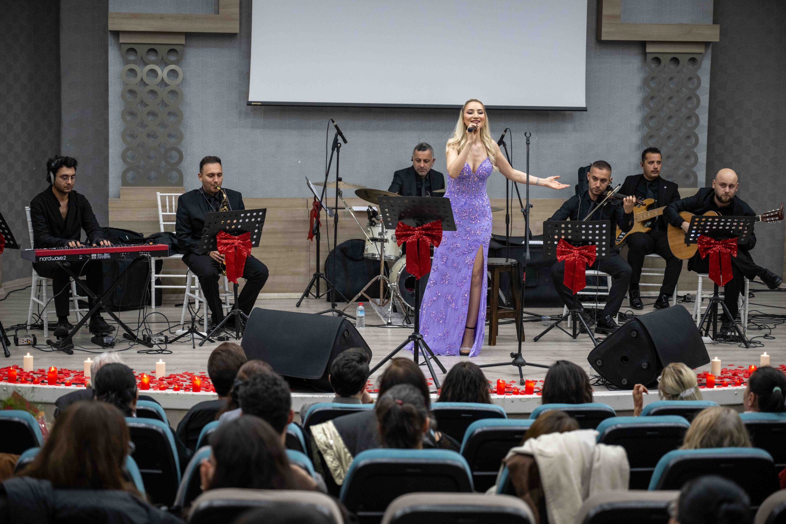 Bornova Belediyesi’nin kültür sanat etkinlikleri kapsamında düzenlediği “Demet Aslan ile