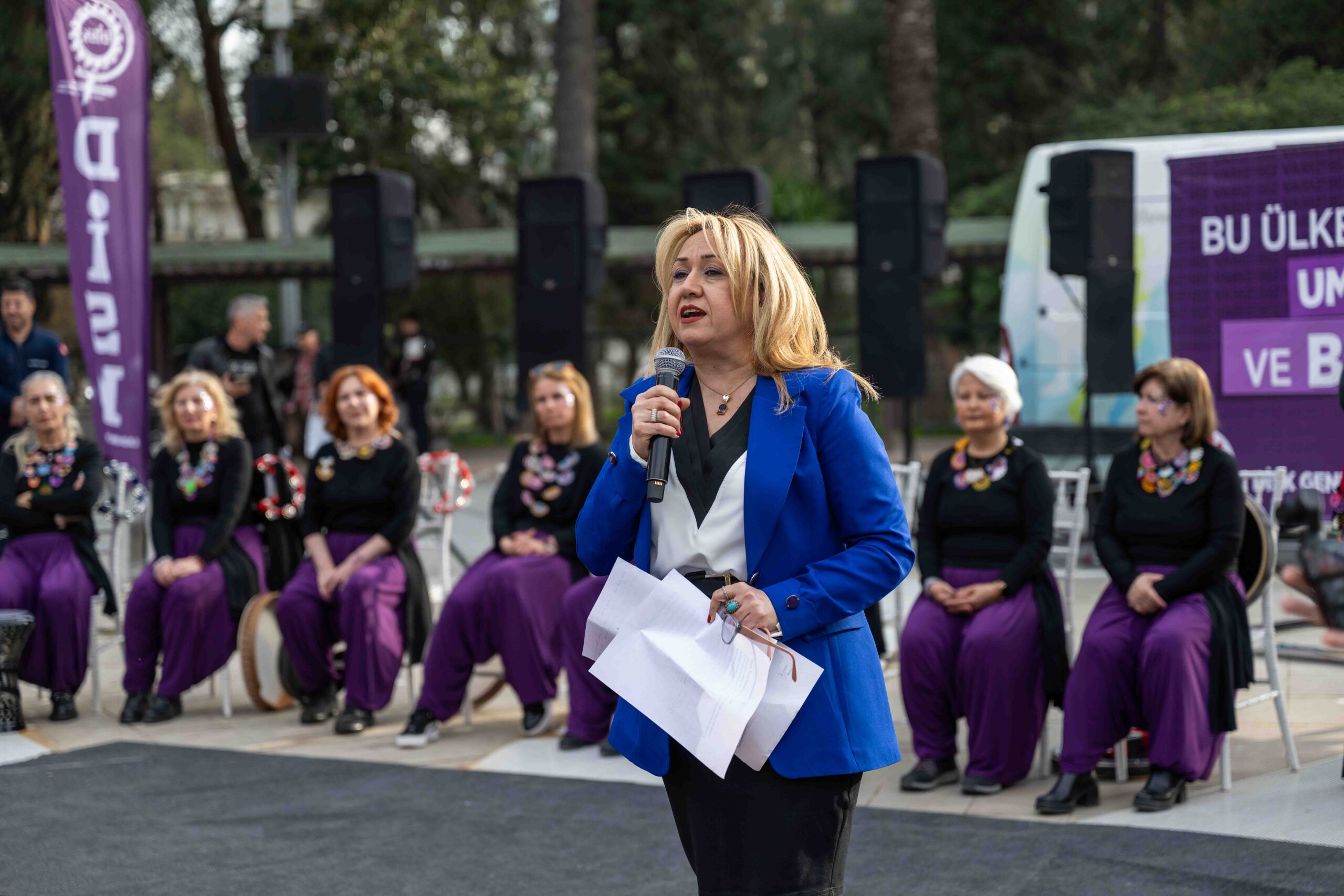 Bornova'da 8 Mart Dayanışması: 'Kırmızı Anahtarın' anahtarları kadınlarda