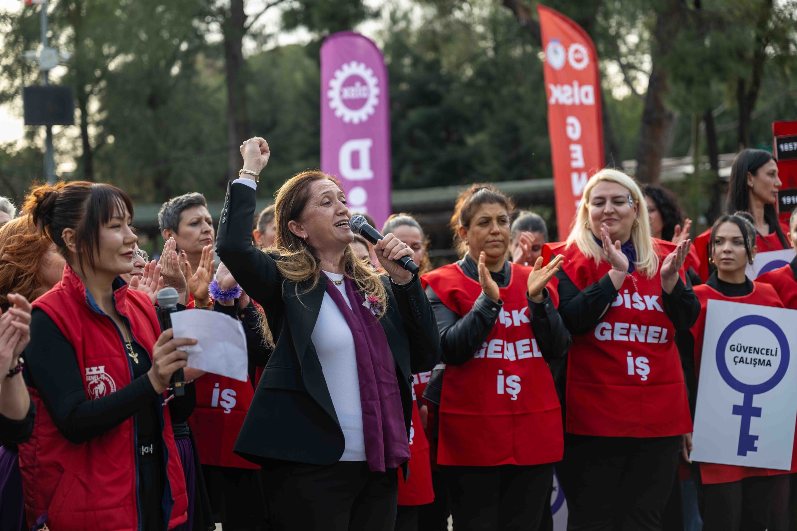 Bornova'da 8 Mart Dayanışması: 'Kırmızı Anahtarın' anahtarları kadınlarda