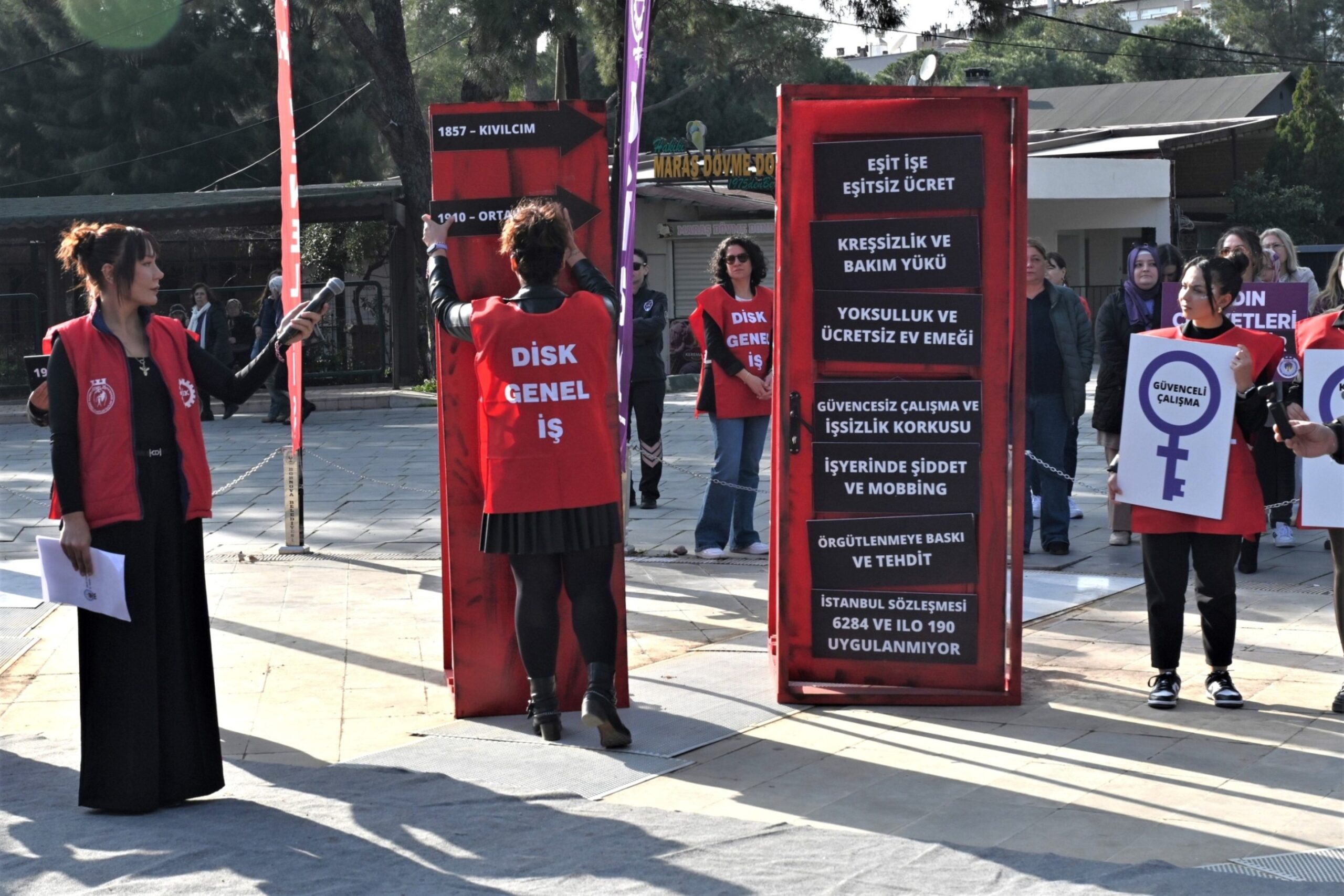 Bornova'da 8 Mart Dayanışması: 'Kırmızı Anahtarın' anahtarları kadınlarda
