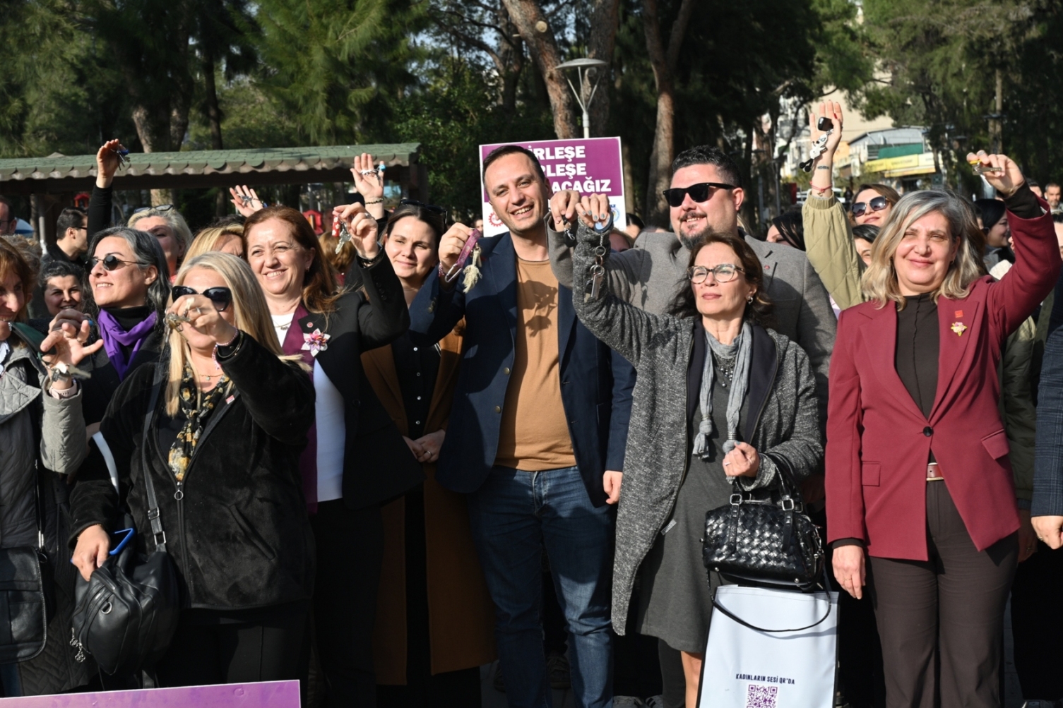 Bornova'da 8 Mart Dayanışması: 'Kırmızı Anahtarın' anahtarları kadınlarda