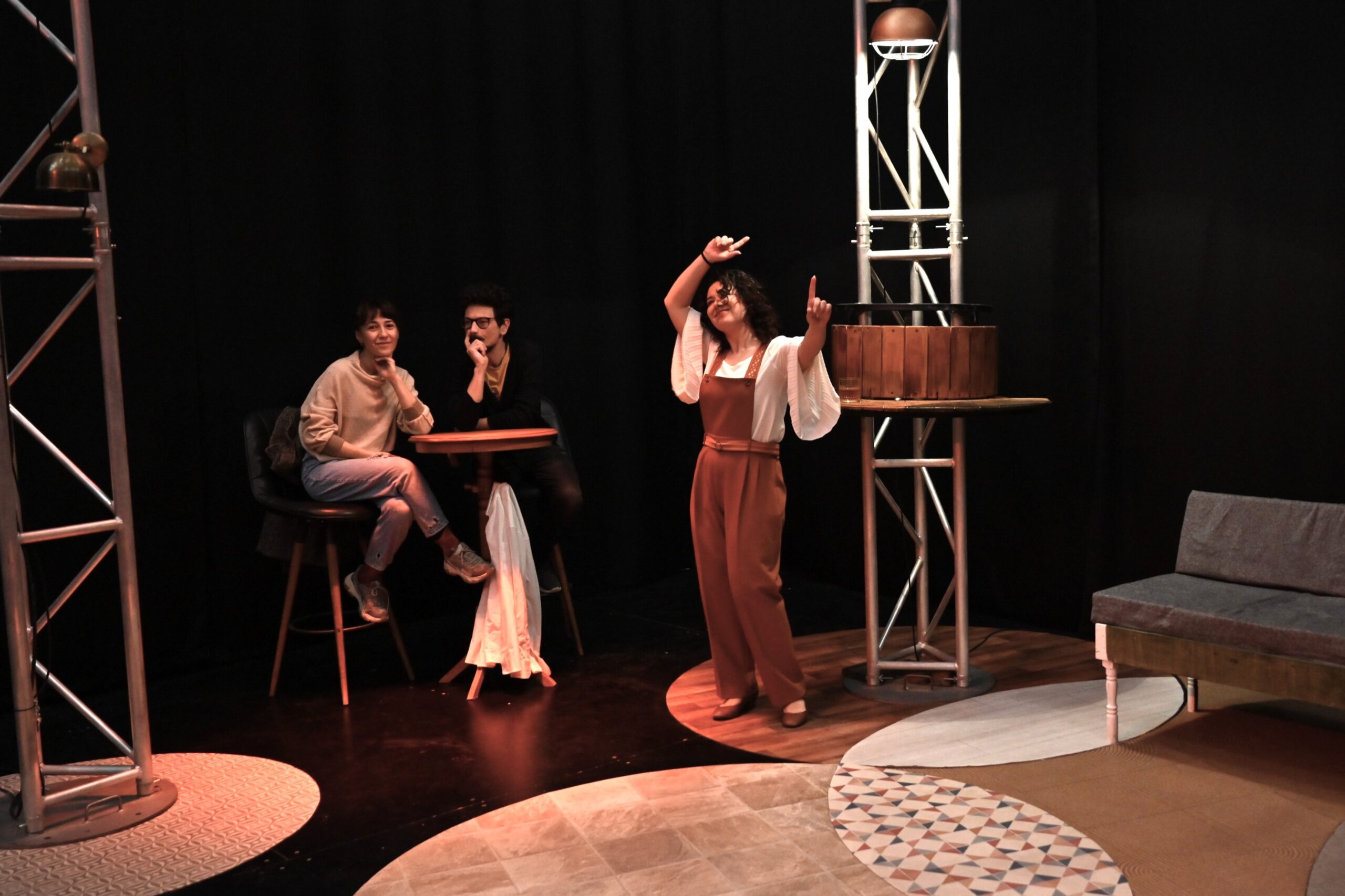 Bornova’da “Unutmak” fırtınası: BBŞT’nin etkileyici oyunu kapalı gişe