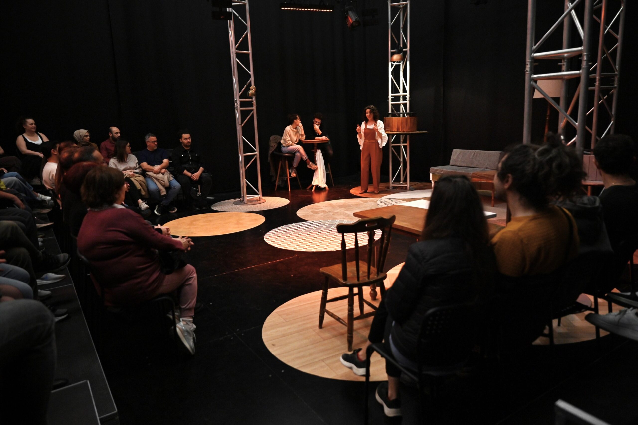 Bornova’da “Unutmak” fırtınası: BBŞT’nin etkileyici oyunu kapalı gişe