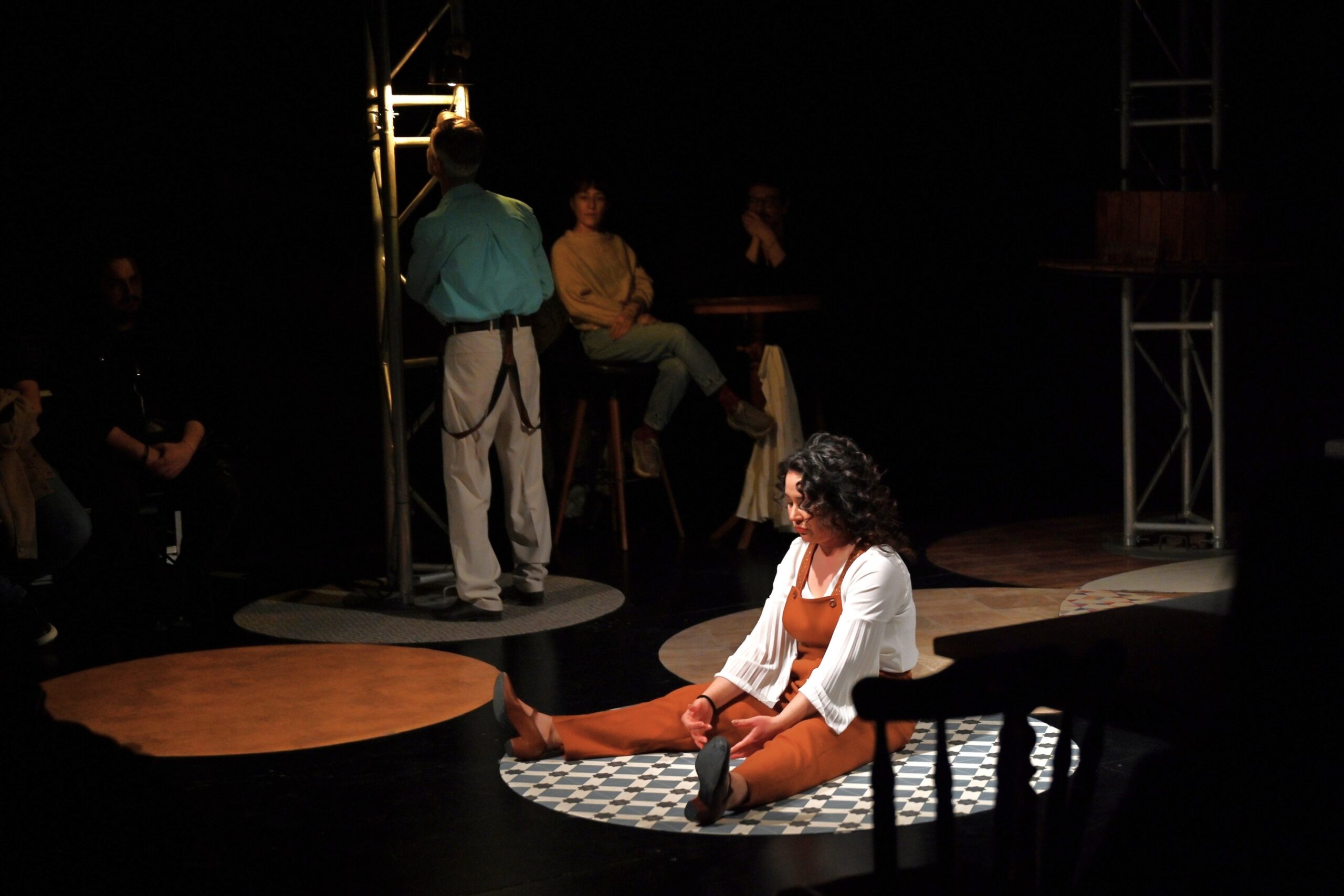 Bornova’da “Unutmak” fırtınası: BBŞT’nin etkileyici oyunu kapalı gişe