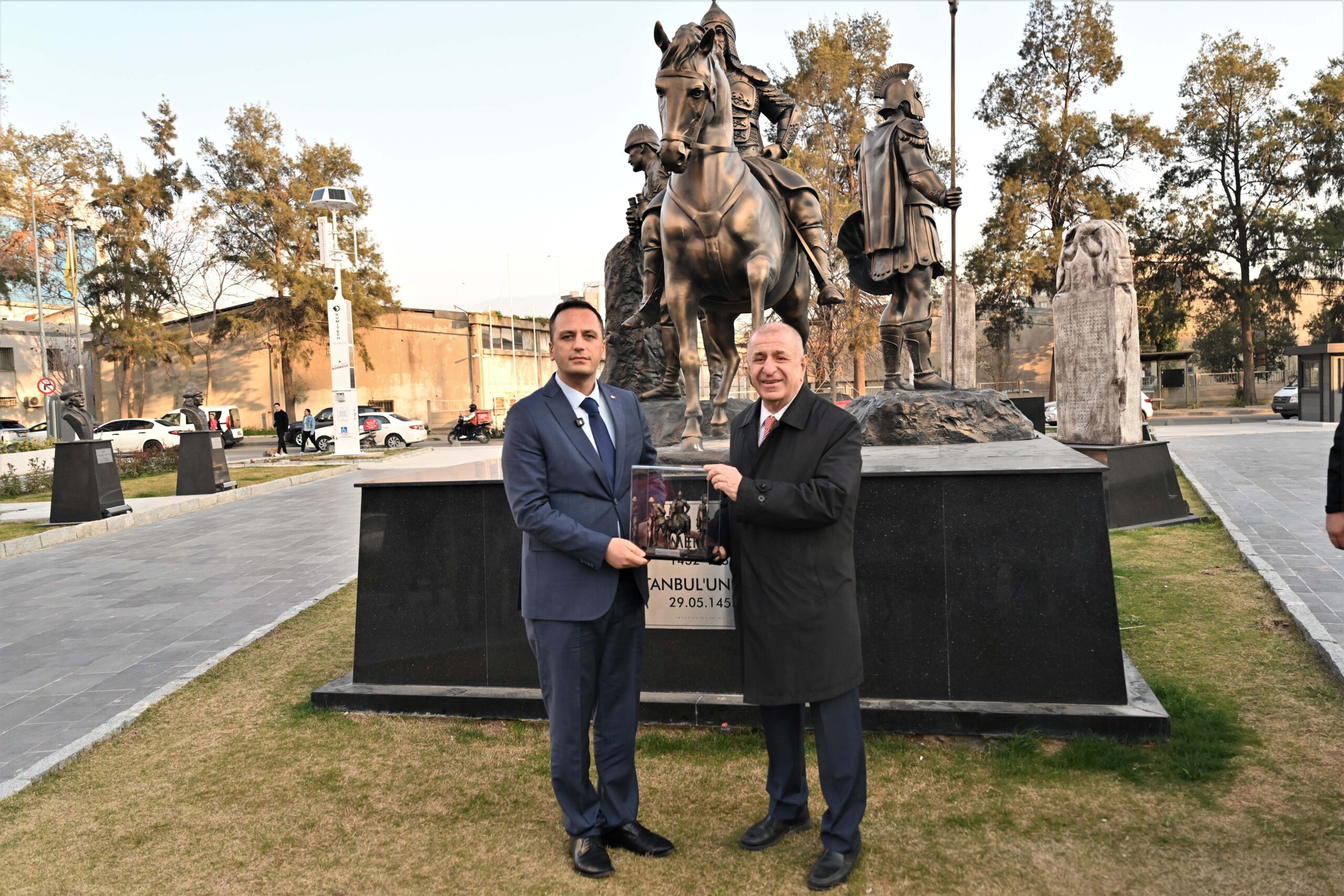 Ümit Özdağ'dan Abide-i Hürriyet Meydanı’na övgü: “Böyle bir yeri görmekten büyük mutluluk duydum”