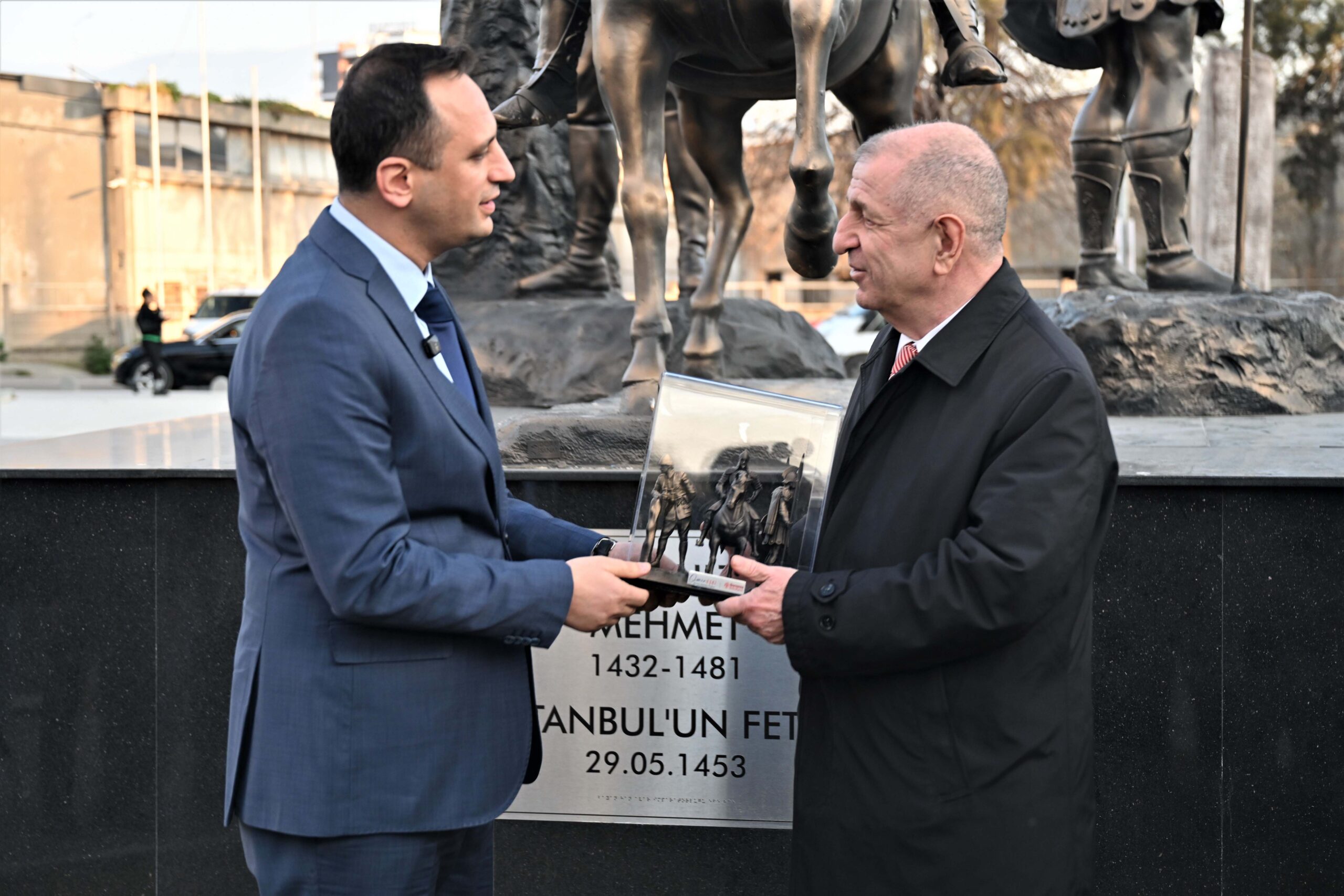 Ümit Özdağ'dan Abide-i Hürriyet Meydanı’na övgü: “Böyle bir yeri görmekten büyük mutluluk duydum”