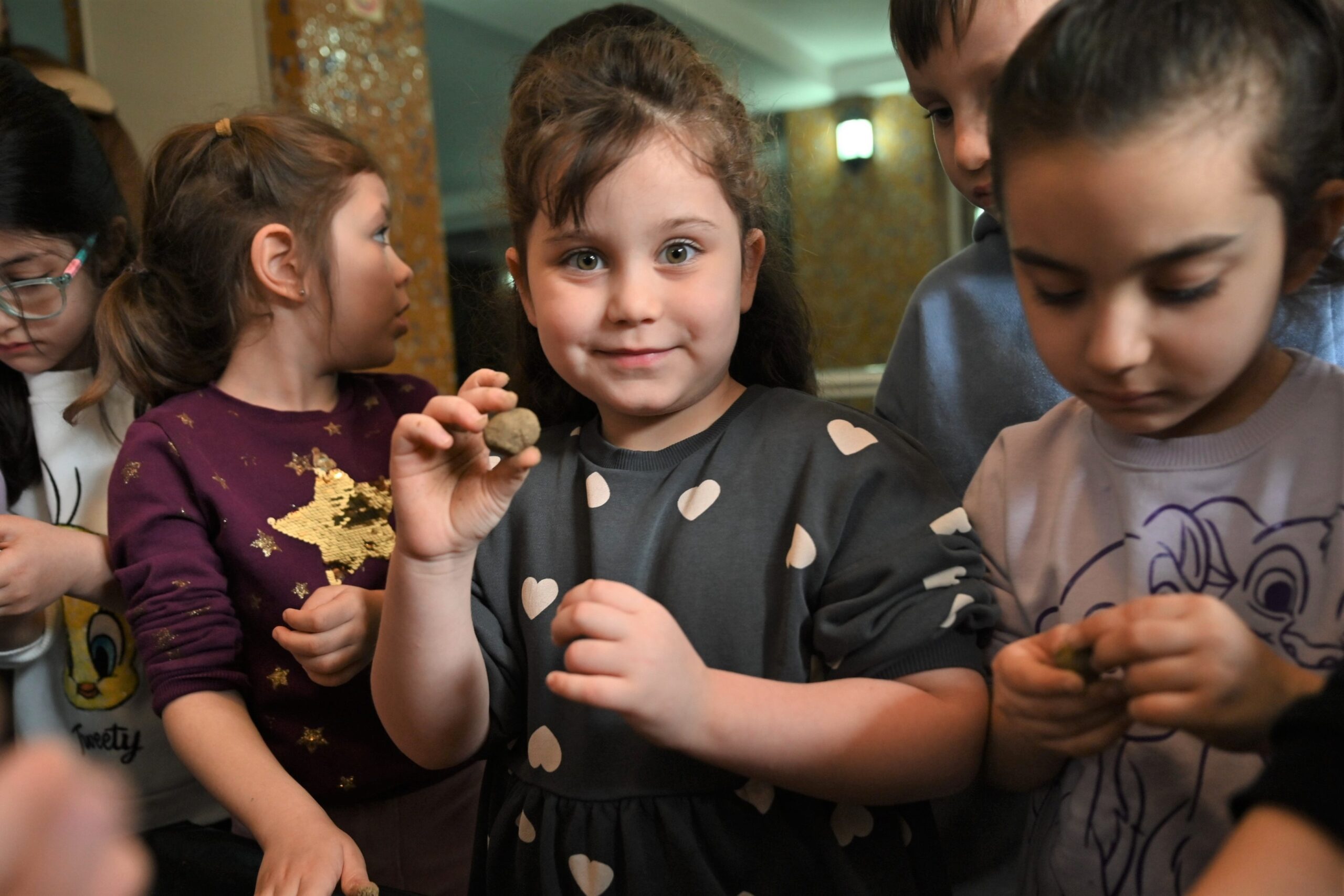 Minik eller doğaya can verdi: Bornova’dan geleceğe yeşil umut 1 Minik eller doğaya can verdi: Bornova’dan geleceğe yeşil umut