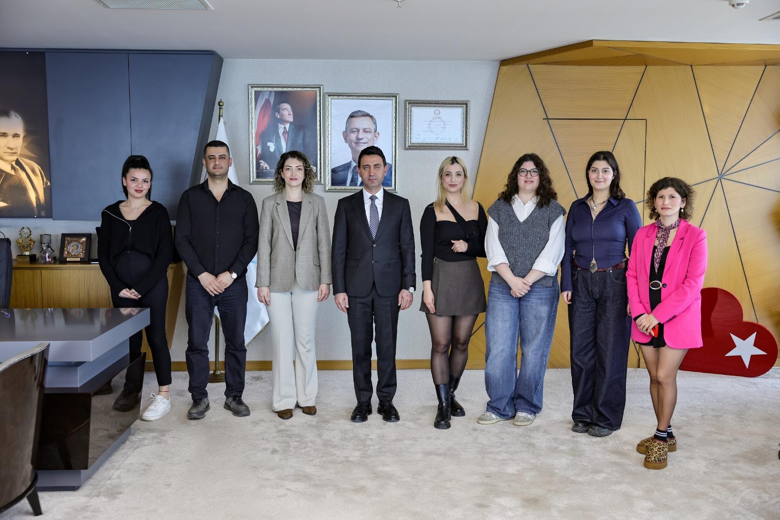 Bayraklı gençliğine "Avrupa" kapısı açıldı: Gönüllülük seferberliği için imza atıldı 1 Bayraklı gençliğine "Avrupa" kapısı açıldı: Gönüllülük seferberliği için imza atıldı