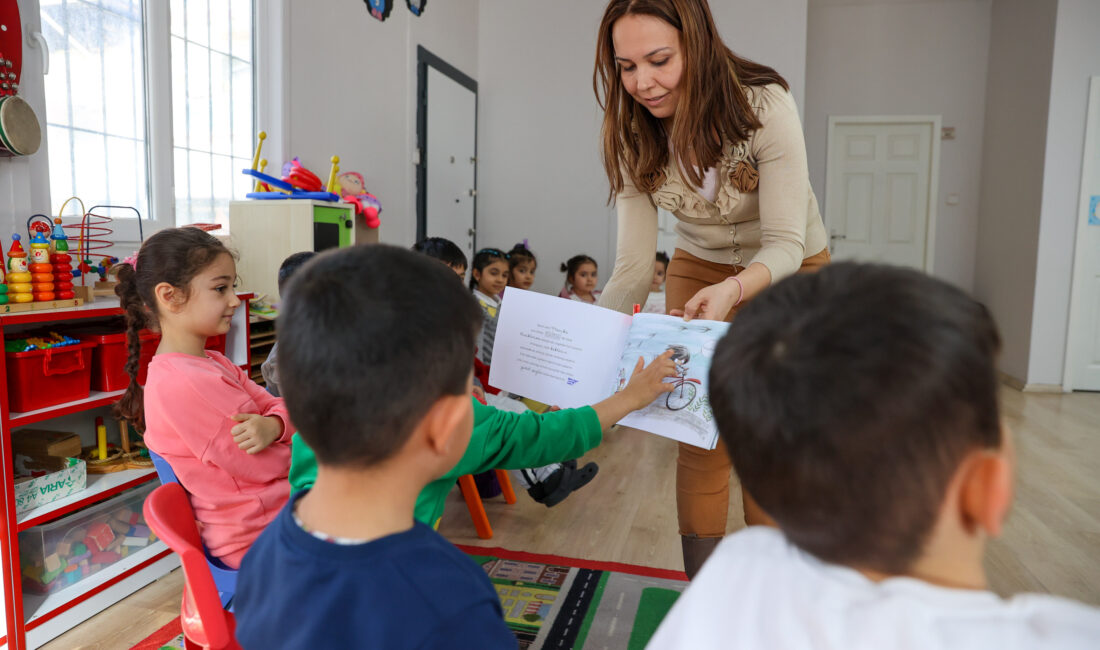 Buca Belediye Başkanı Görkem Duman, çocukları kitapların büyülü dünyasıyla buluşturuyor.