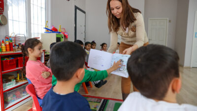 Buca Belediye Başkanı Görkem Duman, çocukları kitapların büyülü dünyasıyla buluşturuyor.