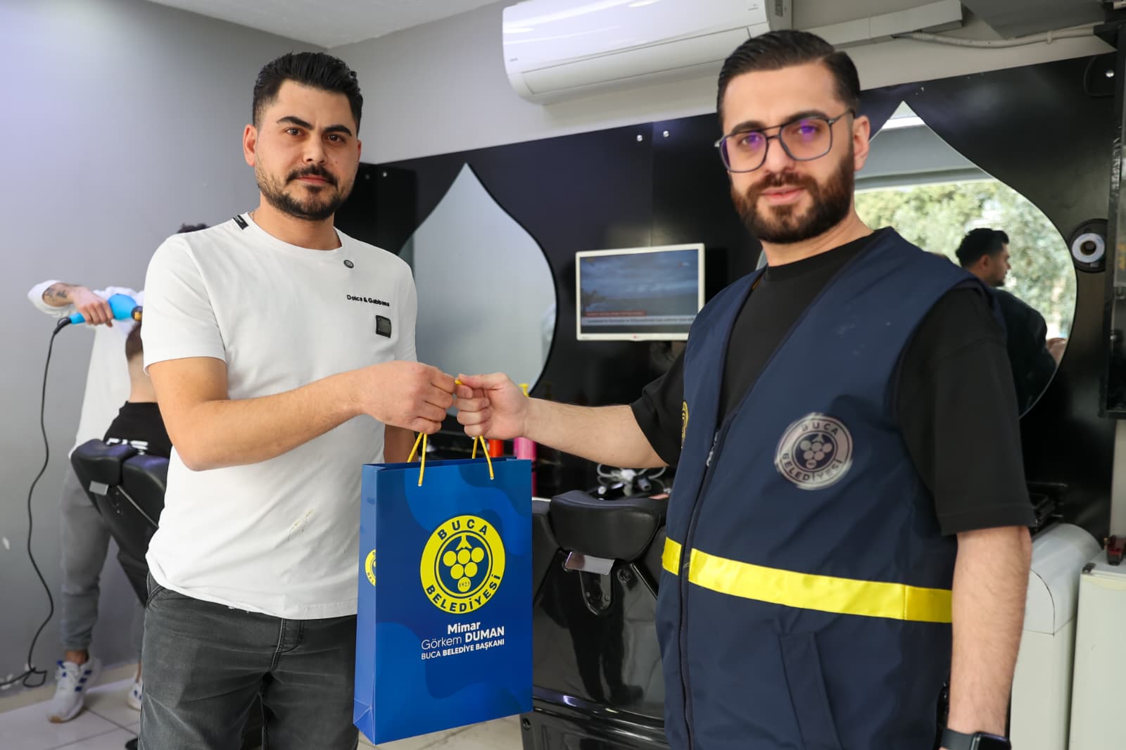 Başkan Görkem Duman’dan Bucalı berberlere "Bayram Tıraşı" jesti!