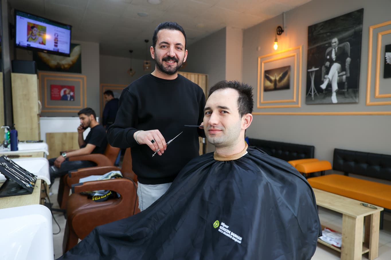 Başkan Görkem Duman’dan Bucalı berberlere "Bayram Tıraşı" jesti!